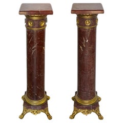 Paar französische Sockel aus Rouge Griotte-Marmor & D'ore-Bronze