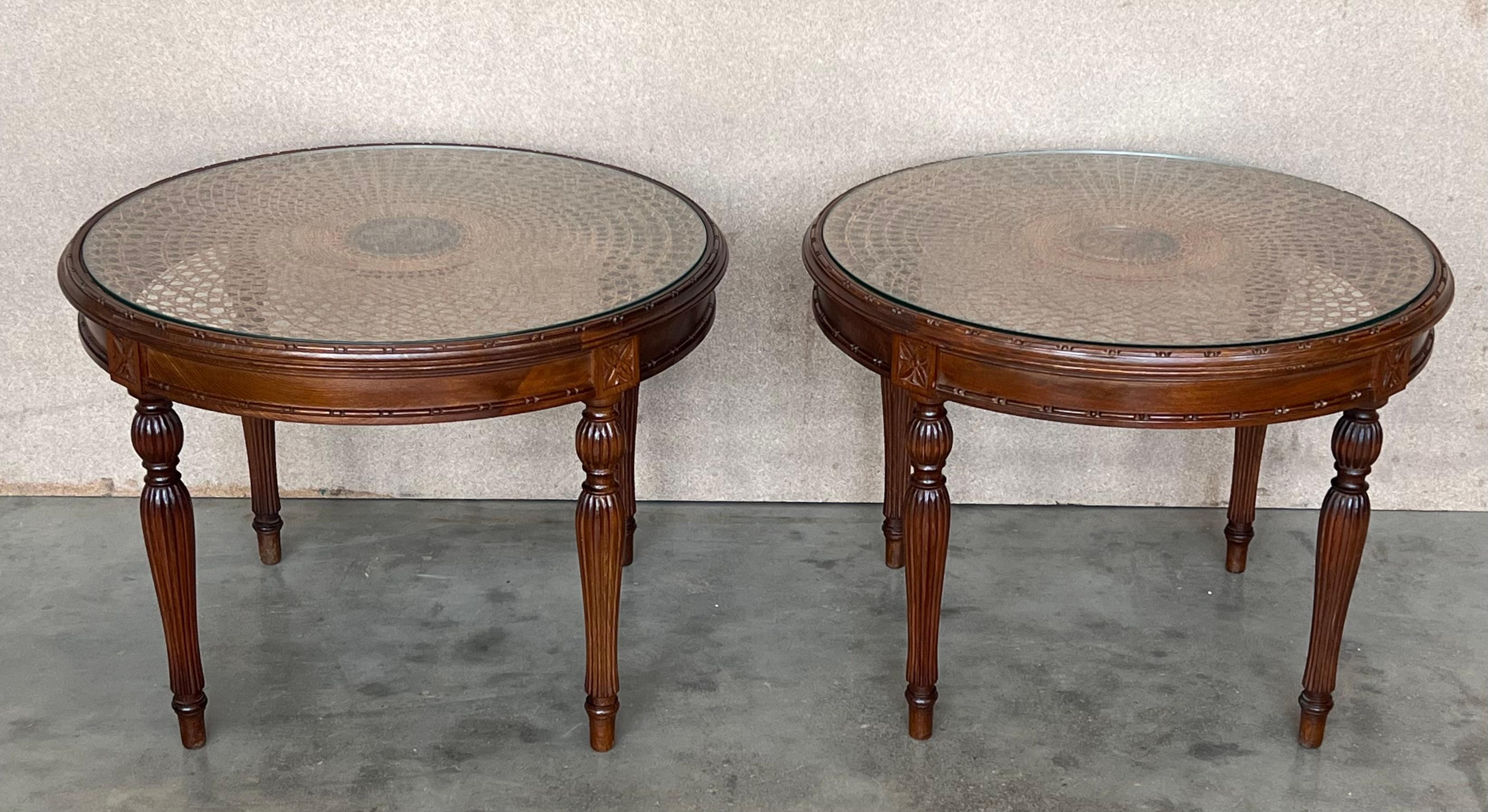 20ième siècle Paire de tables d'appoint ou de tables basses rondes françaises avec plateau en osier et pieds sculptés en vente