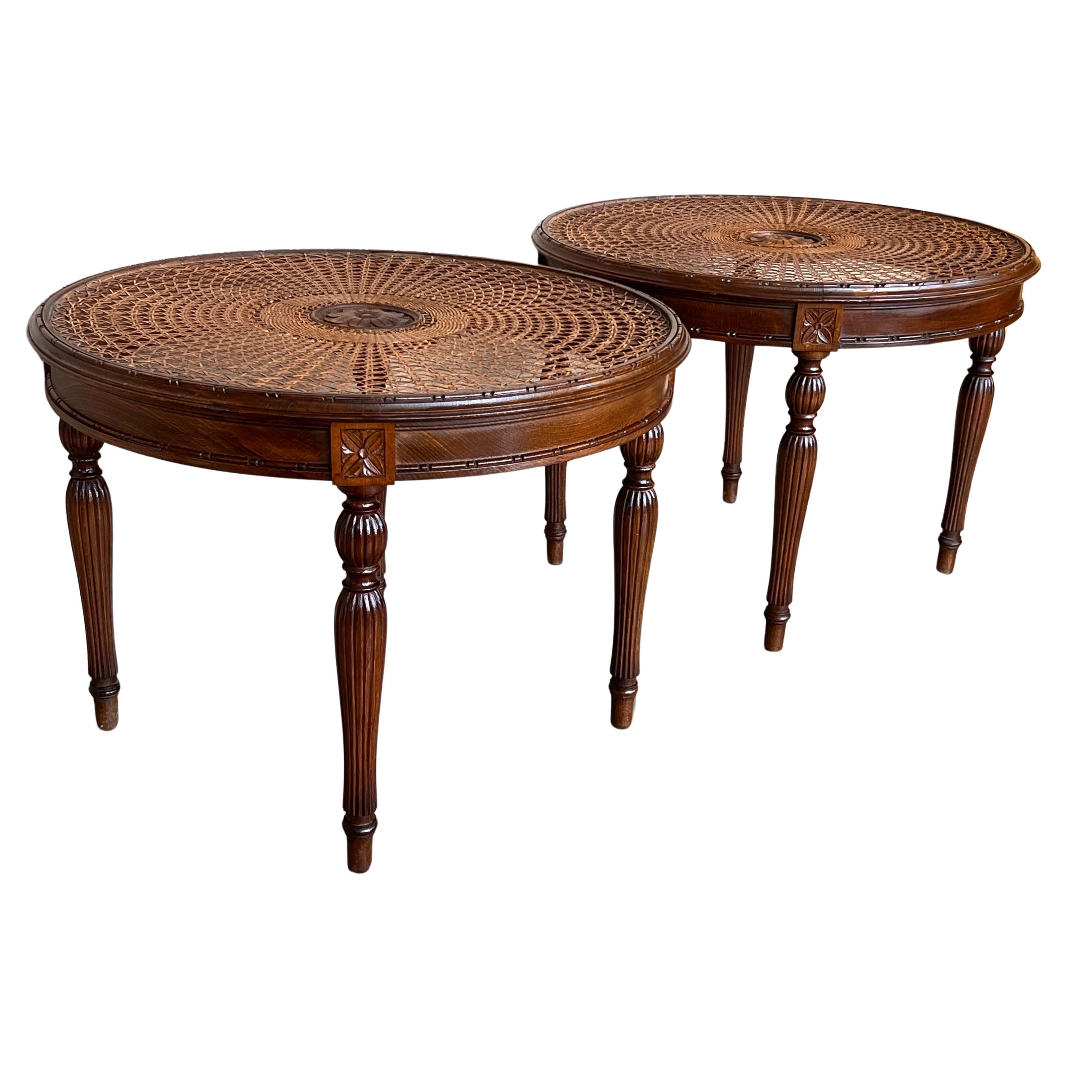 Paire de tables d'appoint ou de tables basses rondes françaises avec plateau en osier et pieds sculptés en vente