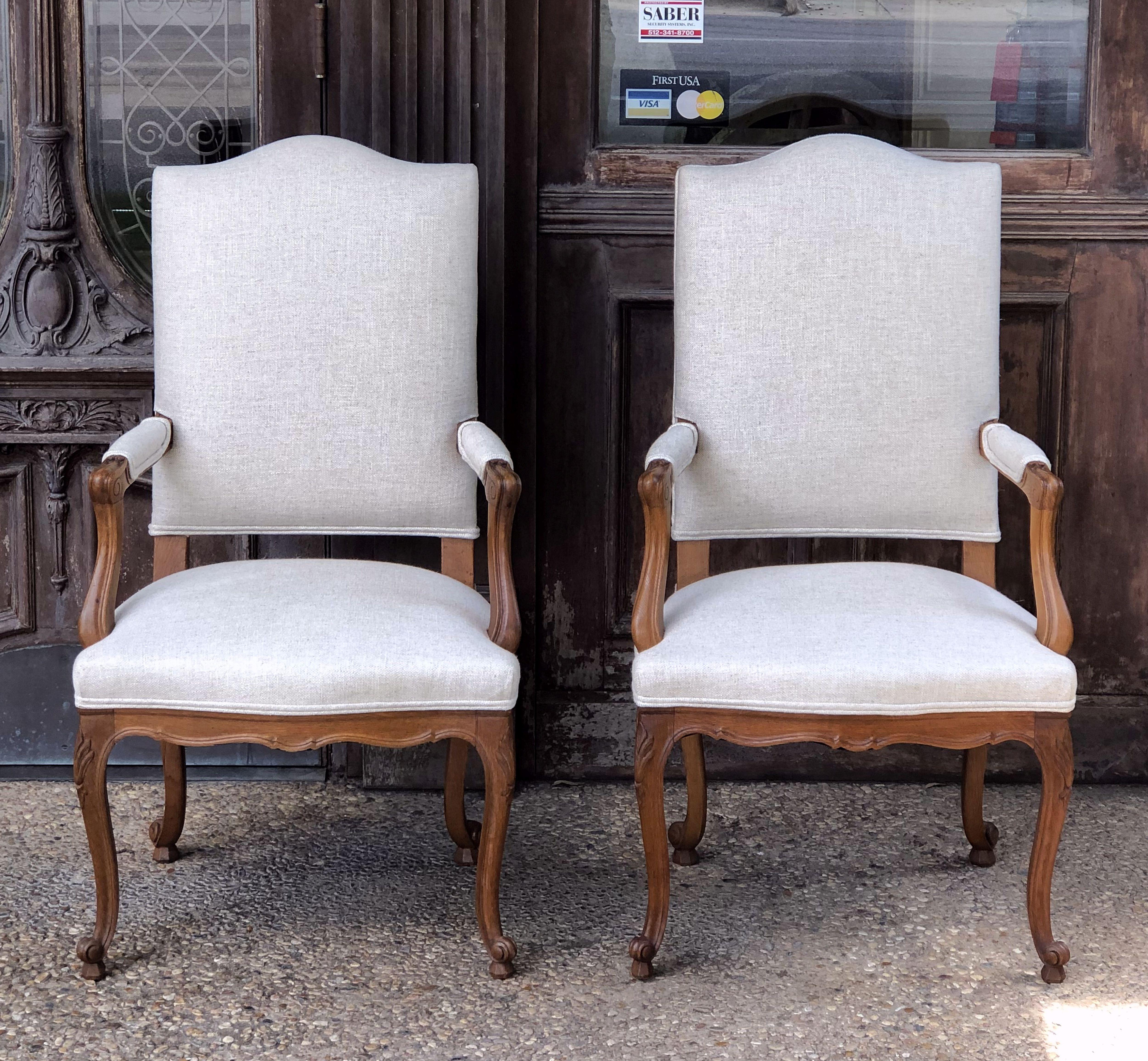 A fine pair of French carver or salon chairs with carved detail to frames, on raised cabriole legs, circa 1900.
With comfortable seats re-upholstered in plain linen fabric.

Dimensions: H 42 1/2 inches x W 23 1/2 inches x D 22 1/2 inches x Seat H