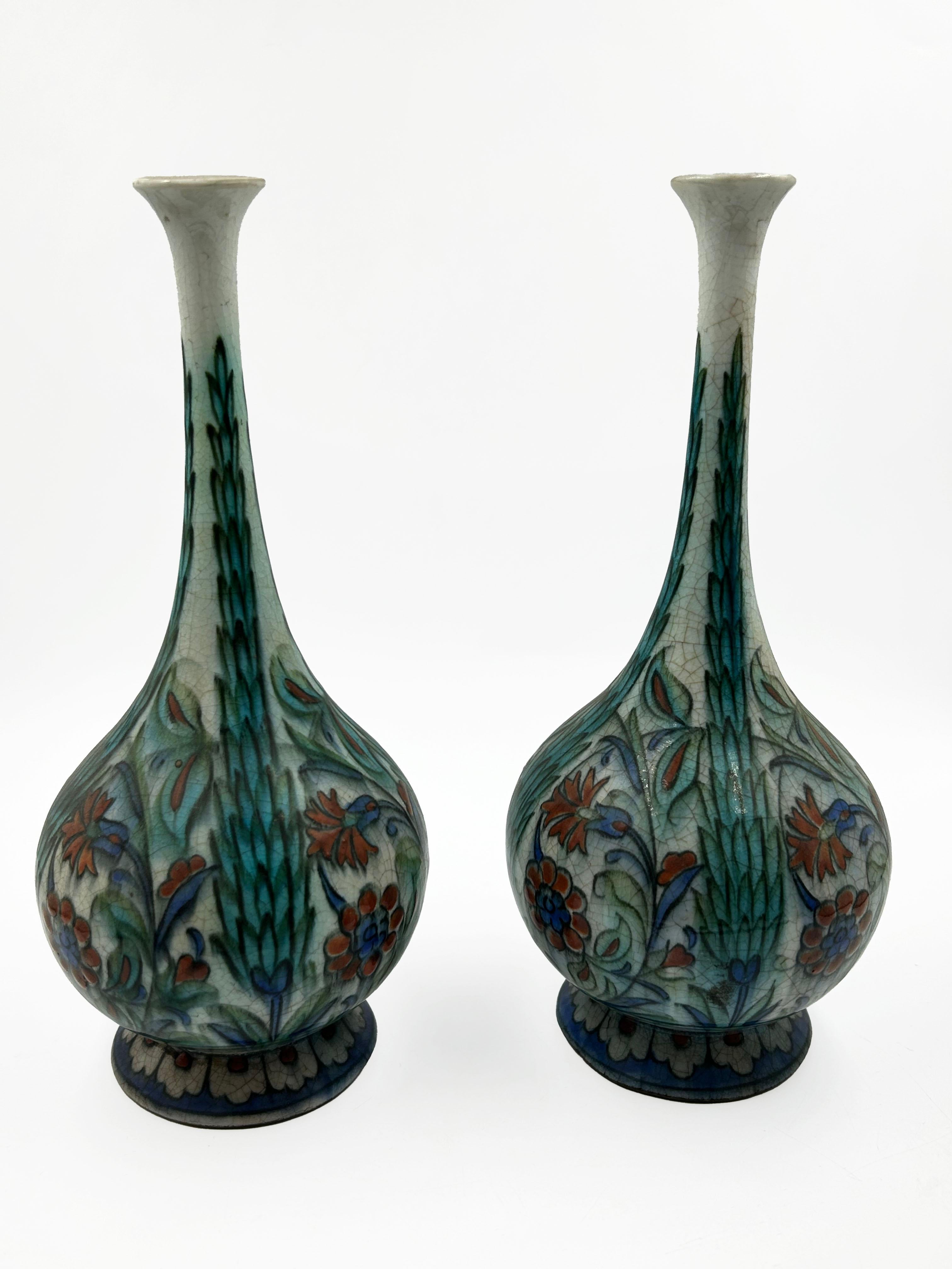 Pareja de Sansones Franceses Iznik Pottery, Siglo XIX
Se trata de un par de jarrones de cerámica de cuello largo y cuerpo bulboso, que recuerdan a una pera. La decoración es un denso y estilizado diseño floral, típicamente Iznik (otomano), que