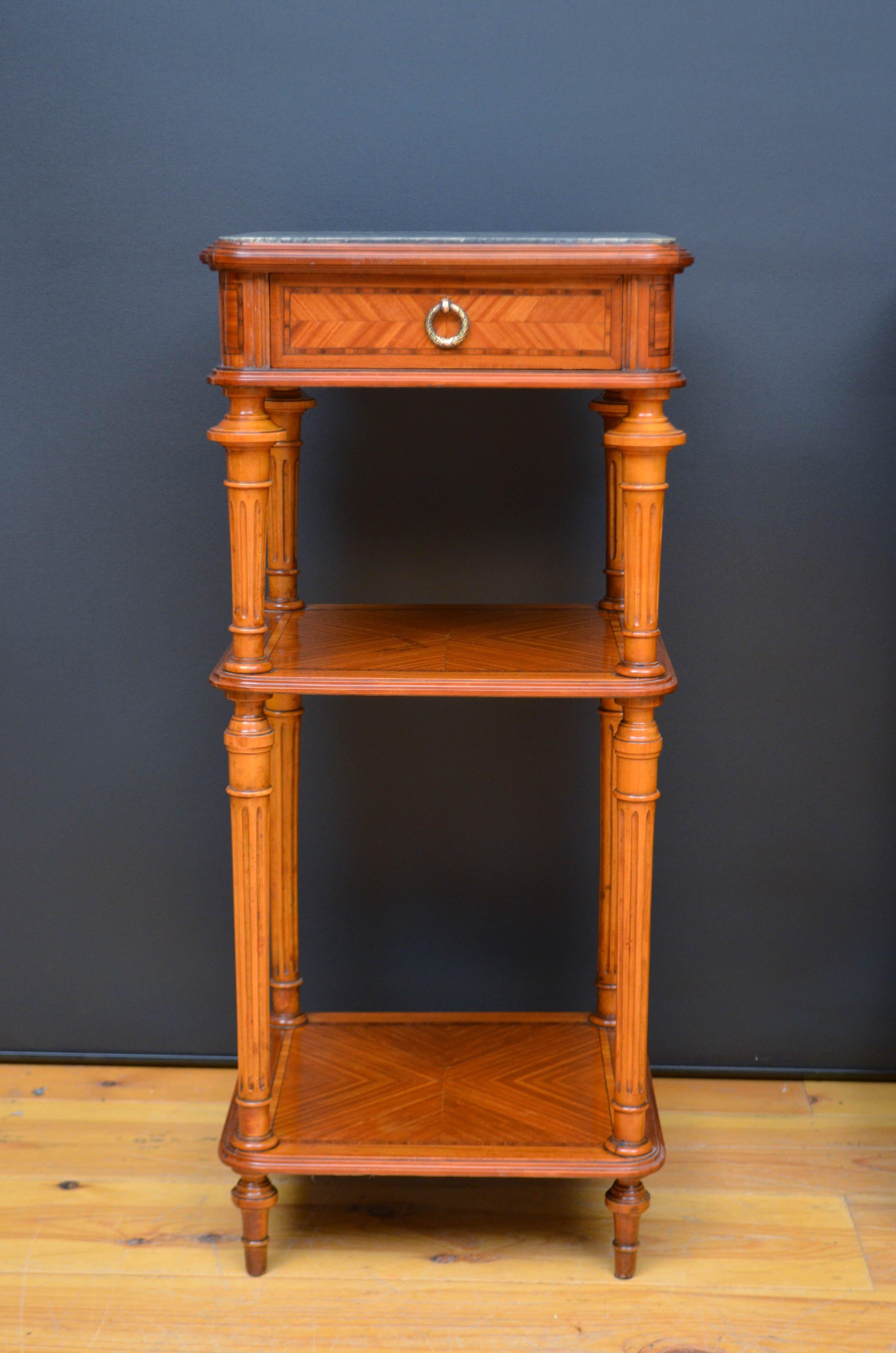 Pareja de mesillas de noche francesas de madera satinada c1900 en venta 3
