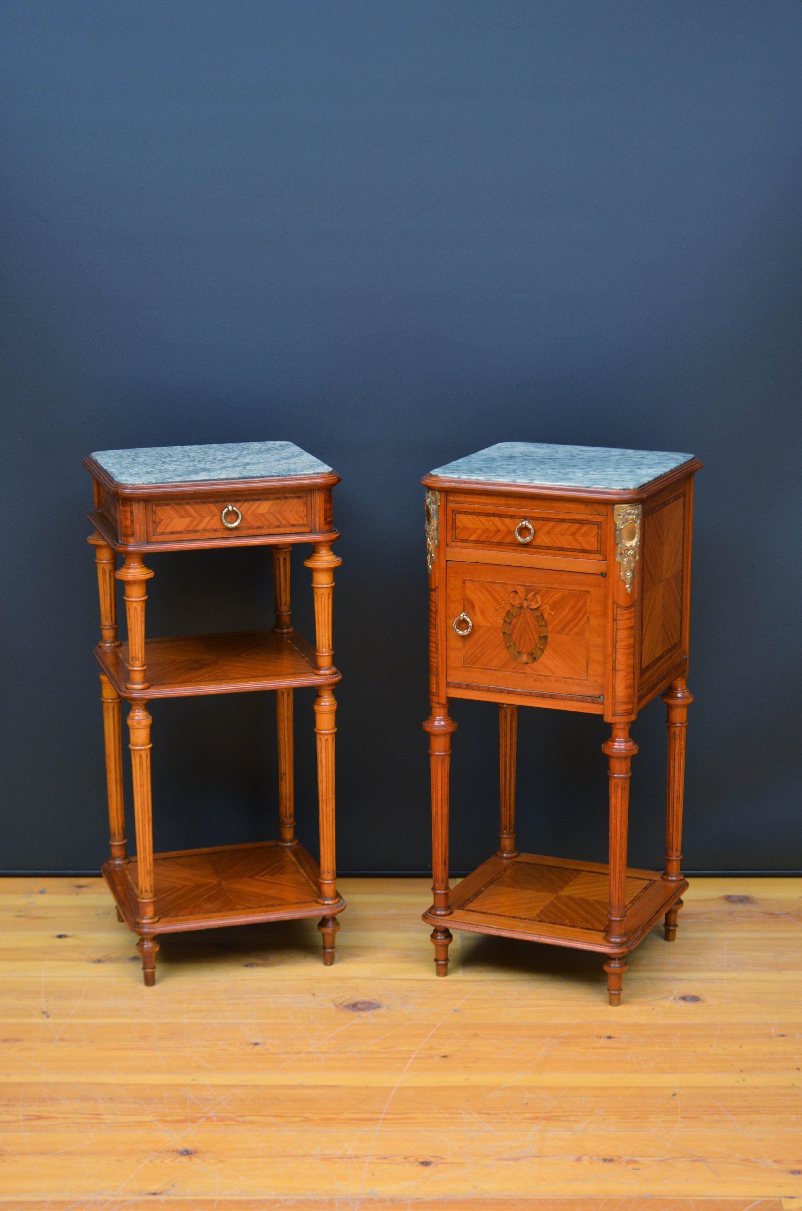 Pareja de mesillas de noche francesas de madera satinada c1900 en venta 4