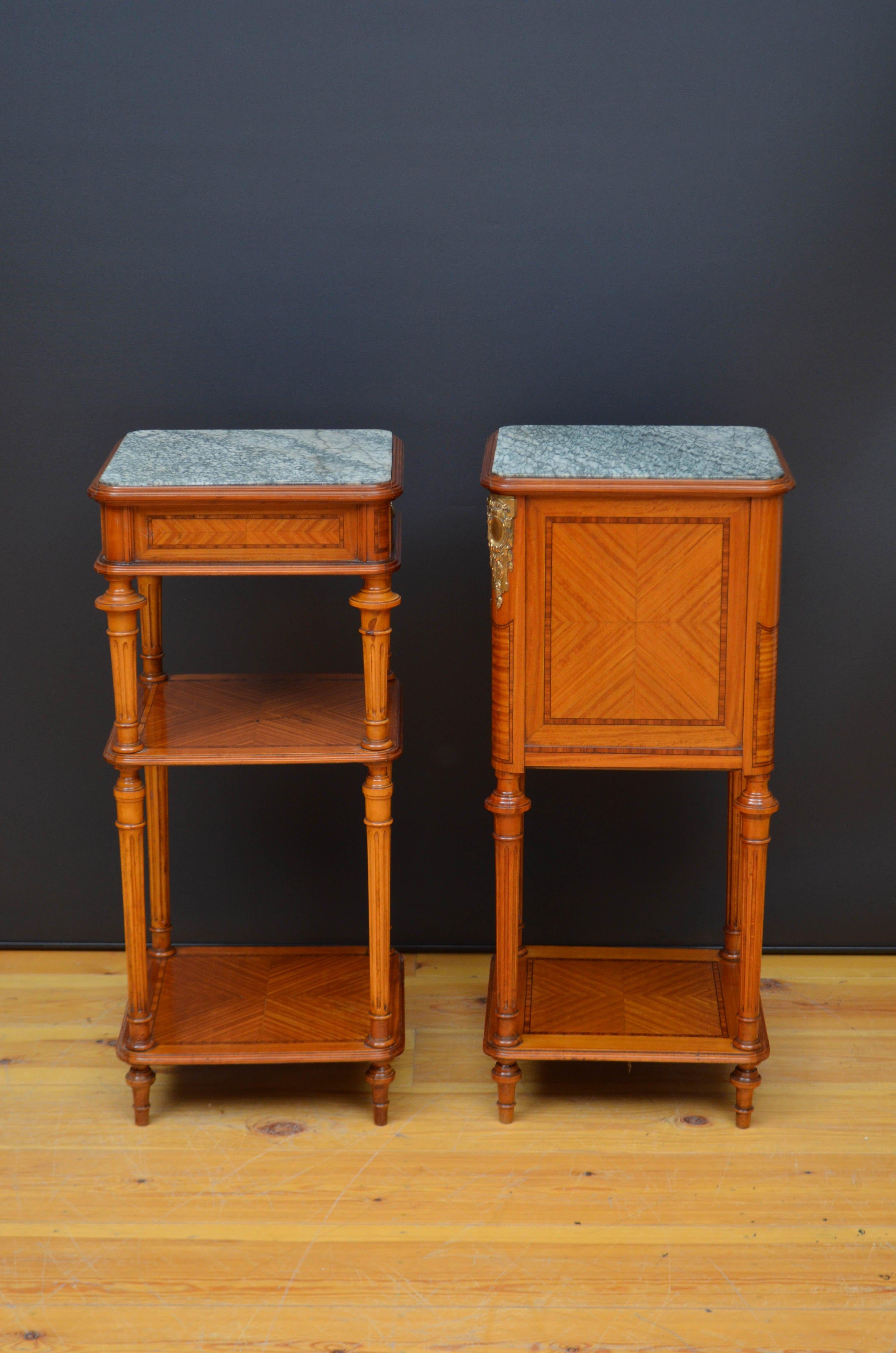 Pareja de mesillas de noche francesas de madera satinada c1900 Francés en venta