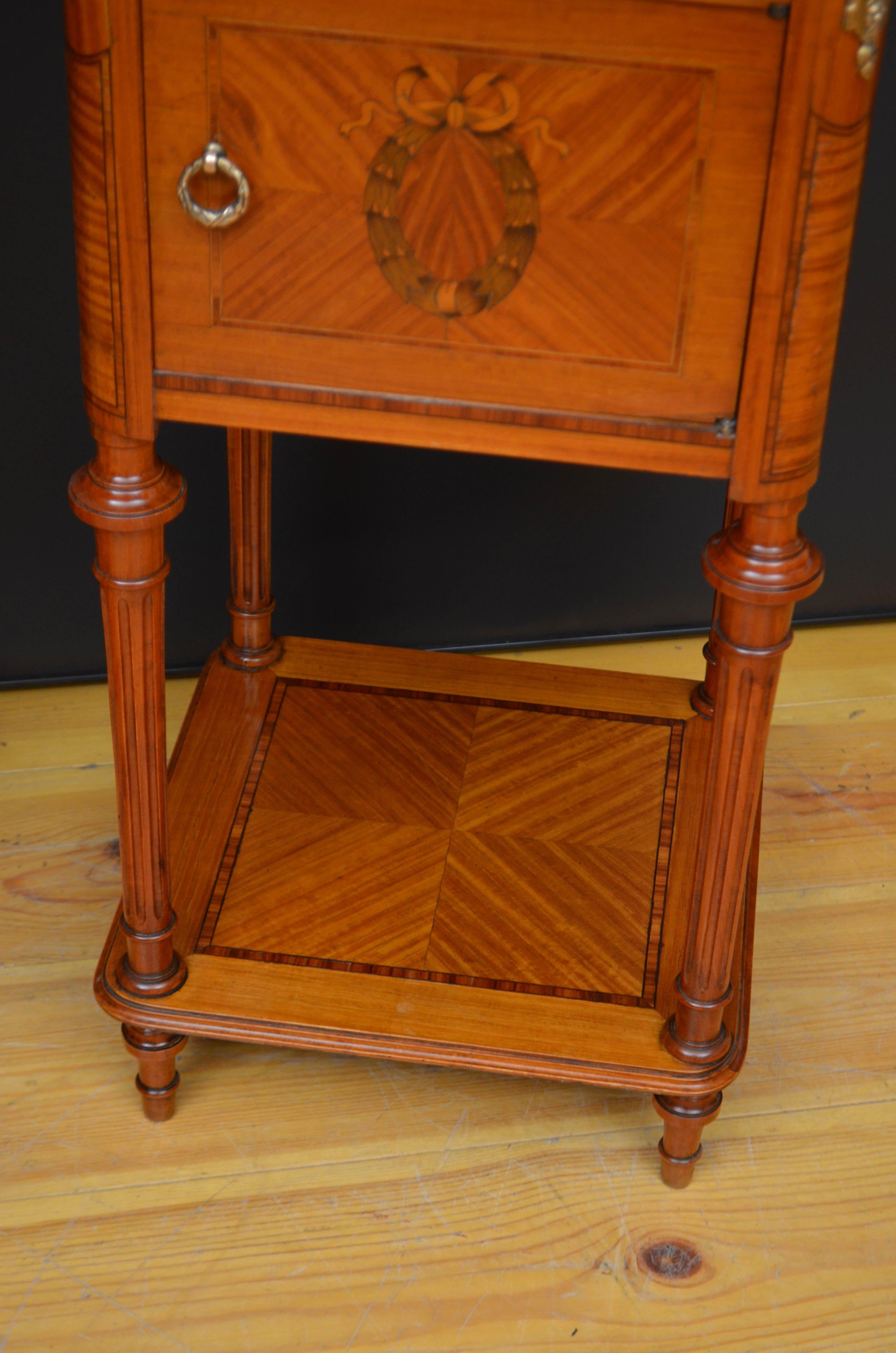 Pareja de mesillas de noche francesas de madera satinada c1900 en Bueno estado para la venta en High Peak, GB
