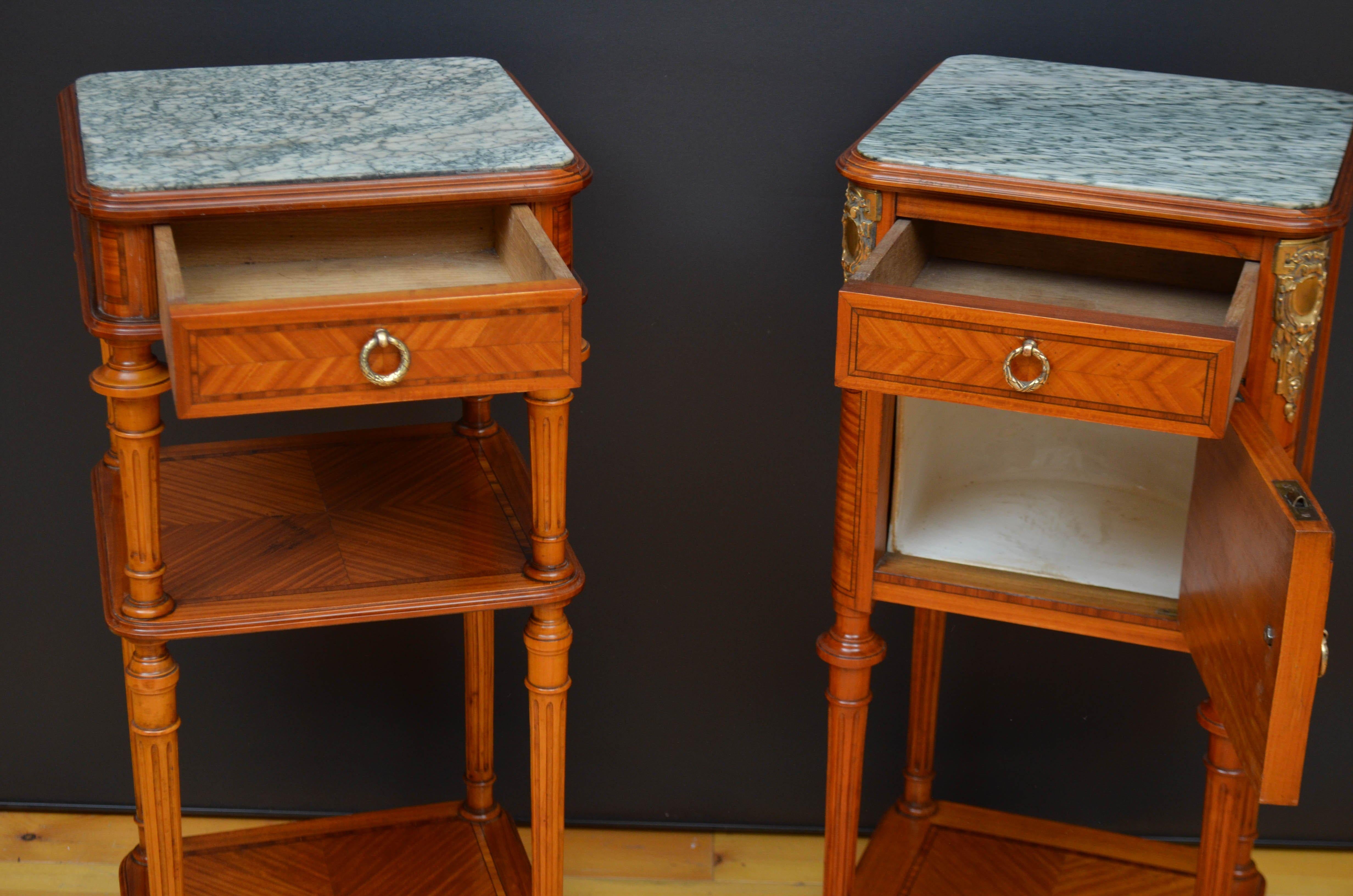 Pareja de mesillas de noche francesas de madera satinada c1900 Madera satinada en venta