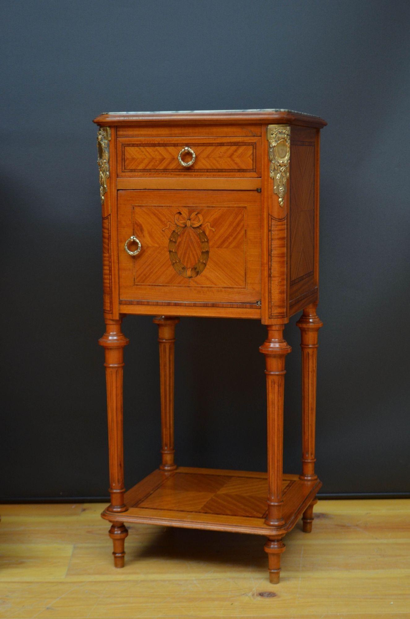 Paar französische Nachttische aus Satinholz um 1900 im Angebot 2