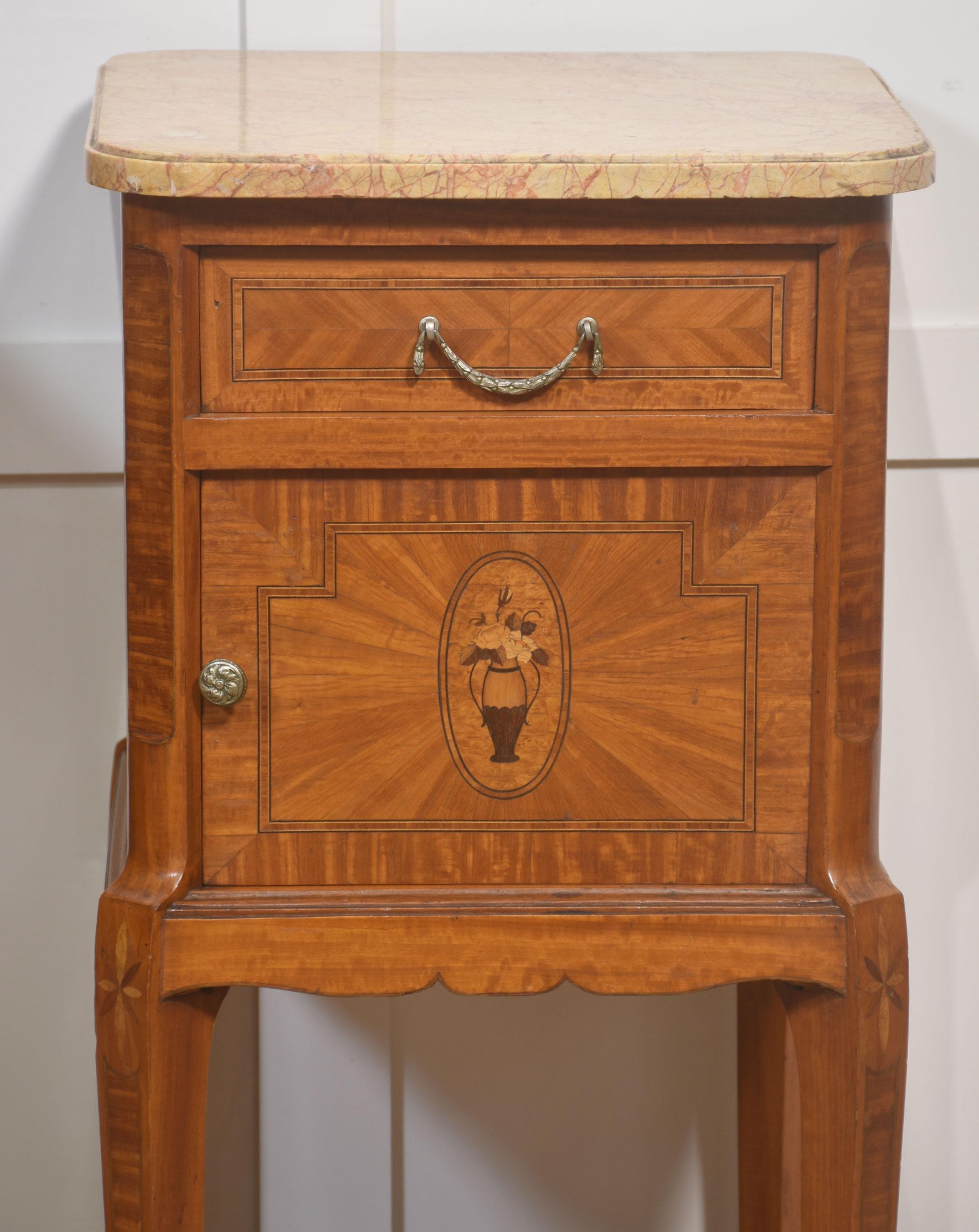 Francese Coppia di comodini francesi in legno di raso in vendita