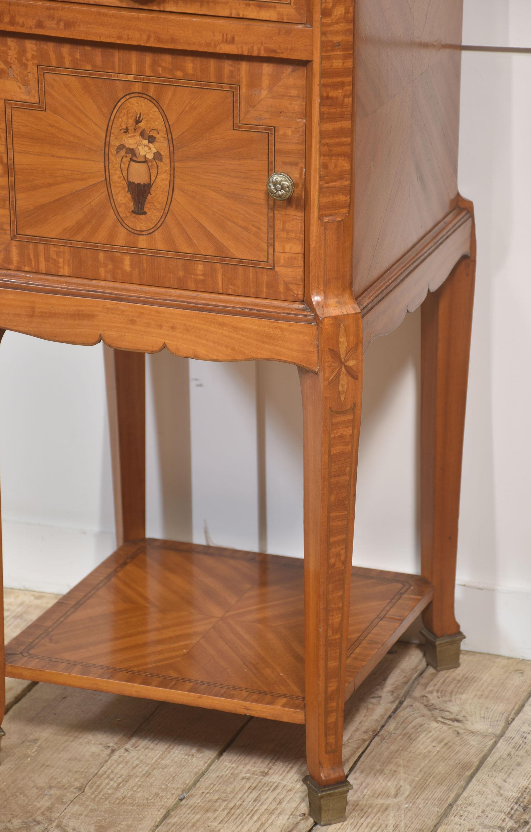 Coppia di comodini francesi in legno di raso In condizioni buone in vendita a Cheshire, GB