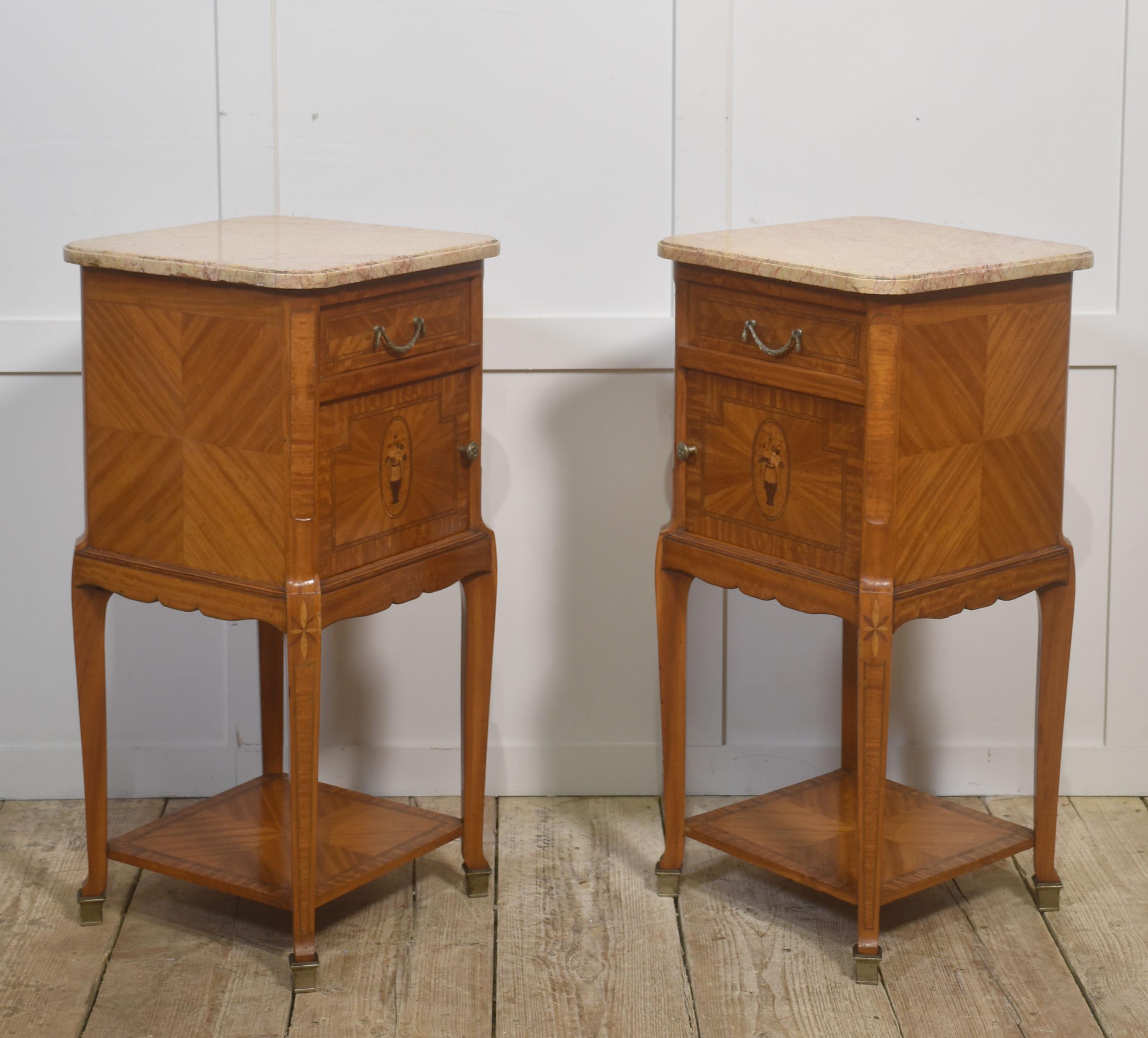 XX secolo Coppia di comodini francesi in legno di raso in vendita