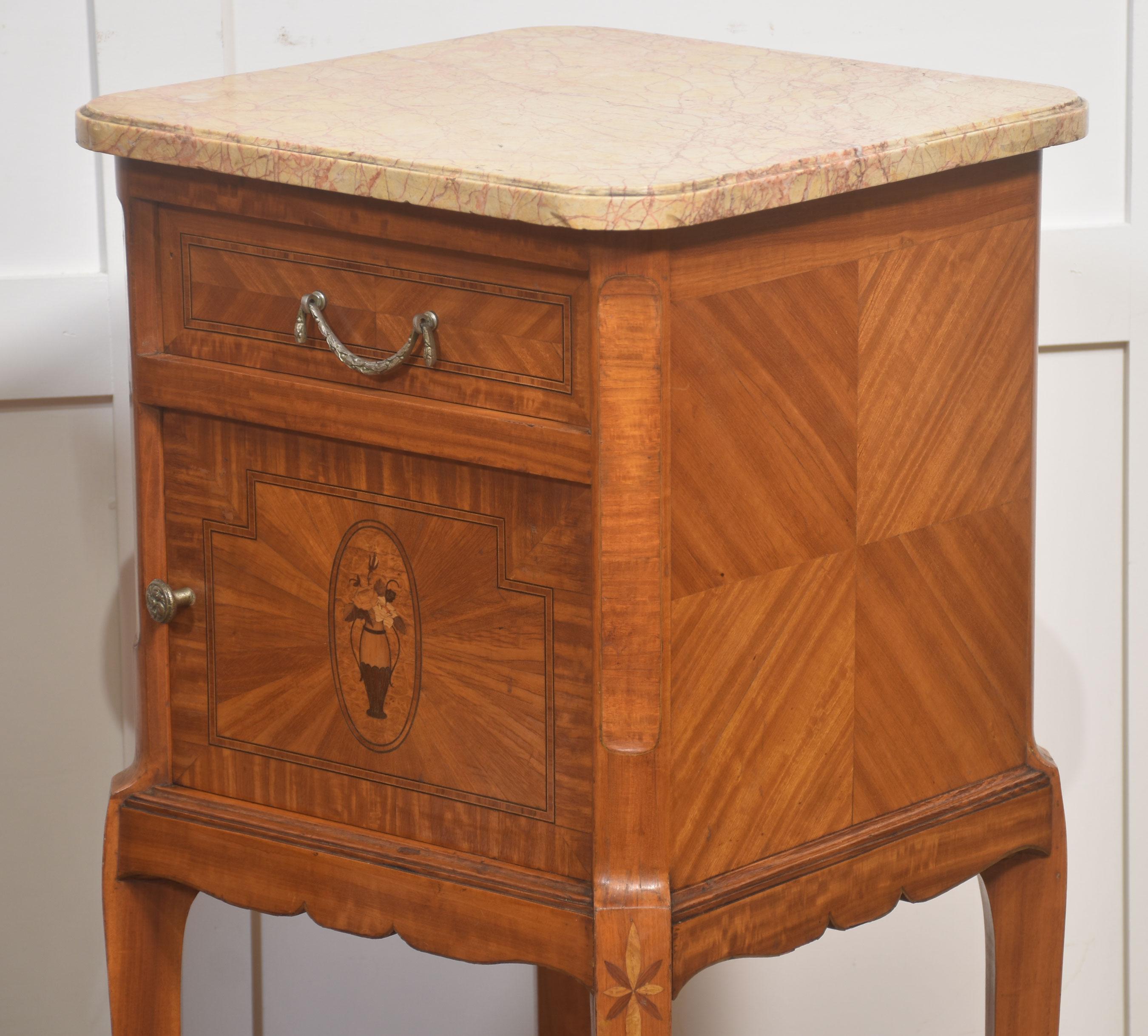 Legno di seta Coppia di comodini francesi in legno di raso in vendita