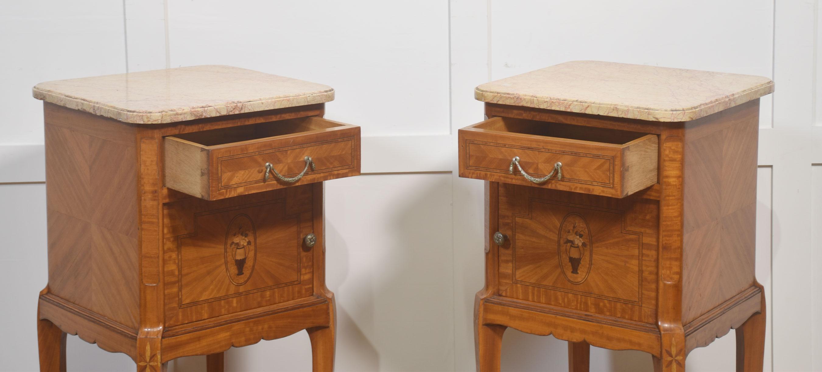 Coppia di comodini francesi in legno di raso in vendita 3