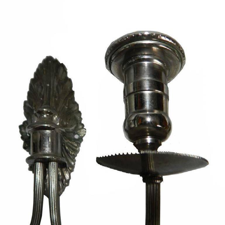 Coppia di appliques francesi della famosa Maison Charles, in ottone argentato a due bracci, due lampadine, 60 watt max ciascuna. Gli Stati Uniti sono stati ricablati e funzionanti. Dimensioni della piastra posteriore: 4,5