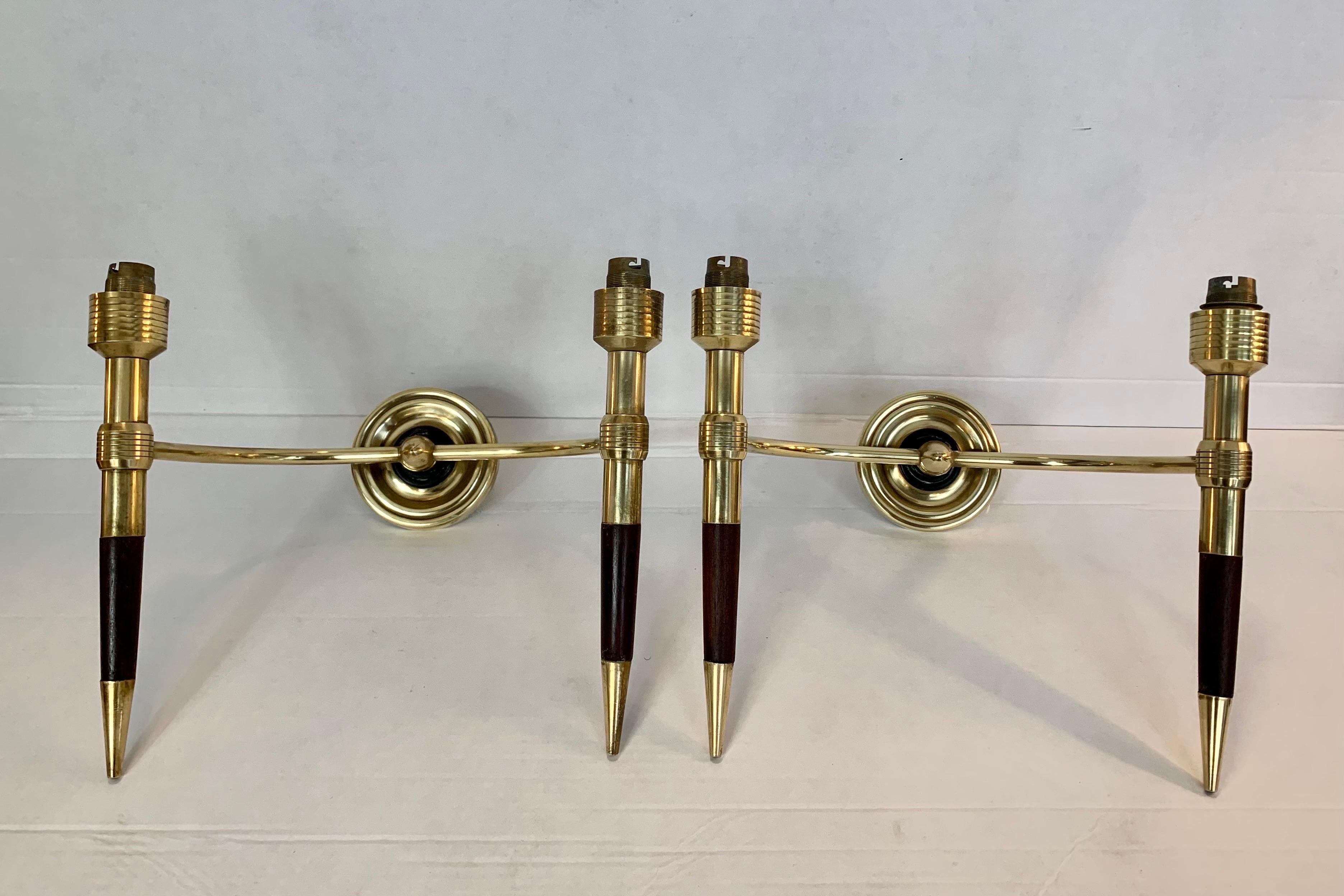 Mid-Century Modern Paire d'appliques françaises à double éclairage en laiton et bois de la Maison Lancel en vente