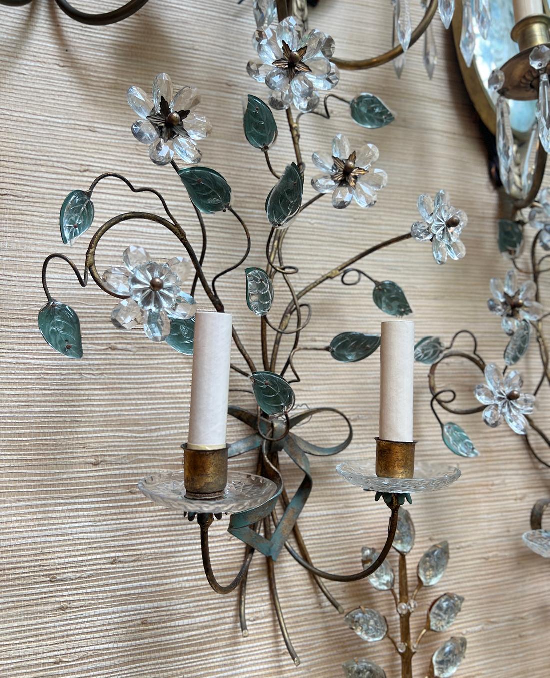 Dorato Coppia di applique francesi con foglie di vetro modellato in vendita