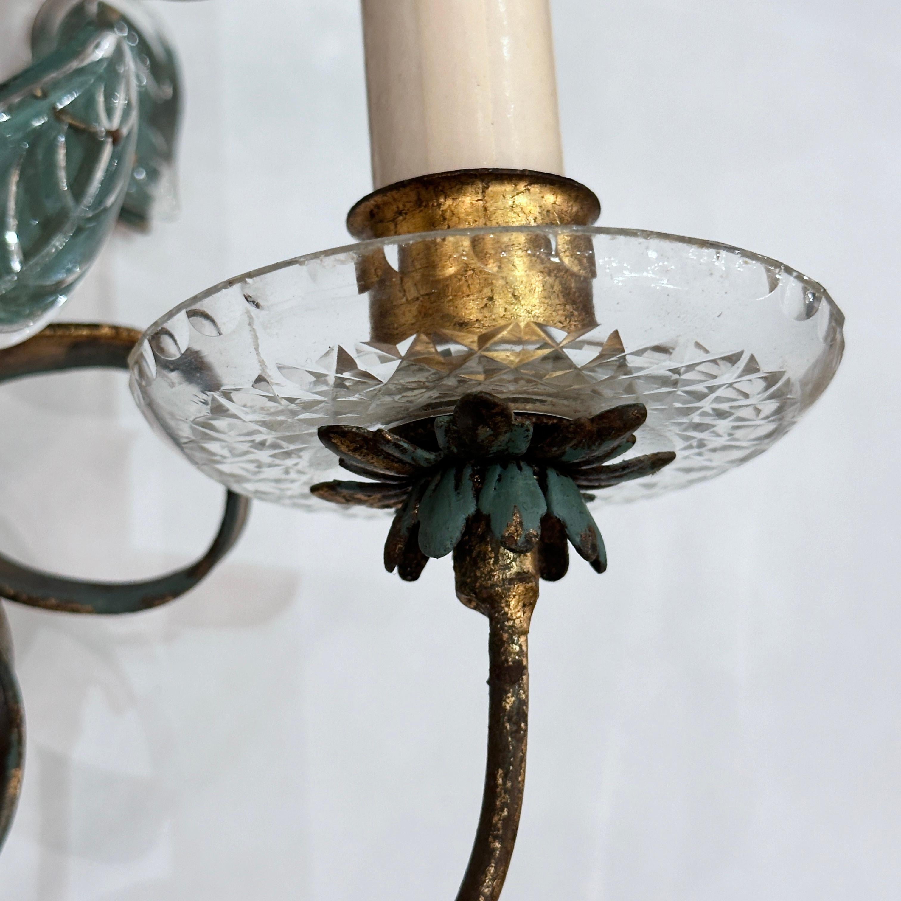 Coppia di applique francesi con foglie di vetro modellato in vendita 1