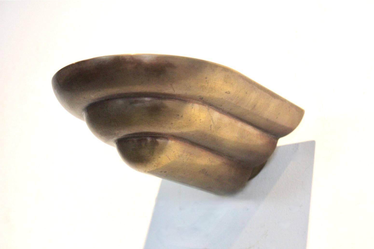 Eleva tu espacio con un par de apliques de bronce vintage que combinan el encanto Art Decó con la funcionalidad moderna. Estas piezas escultóricas son algo más que iluminación: son una declaración de forma y diseño.
Fabricados en bronce con una