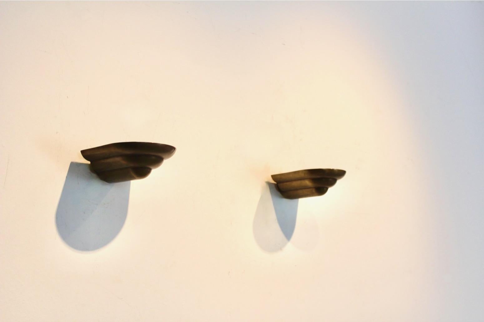 Pareja de apliques escultóricos franceses de bronce patinado siglo XX en venta