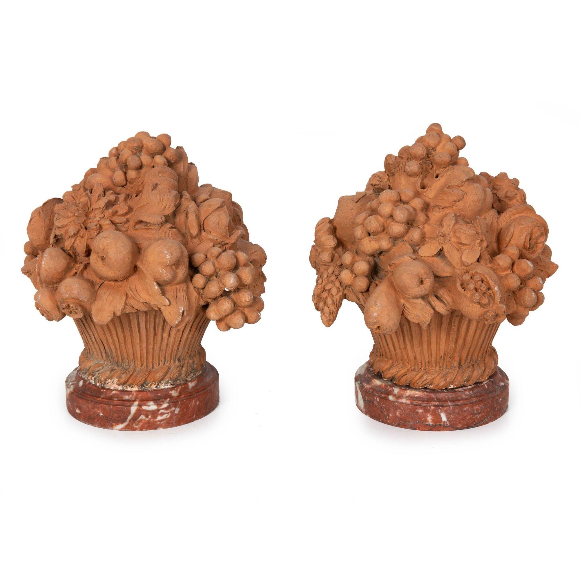 FERNAND CIANCIANAINI detto FERNAND CIAN
Italia/Francia, 1889-1954

Una coppia di cesti di fiori e frutta in terracotta

Terracotta su marmo rosso  Firmato sulla scanalatura di ciascun esemplare 