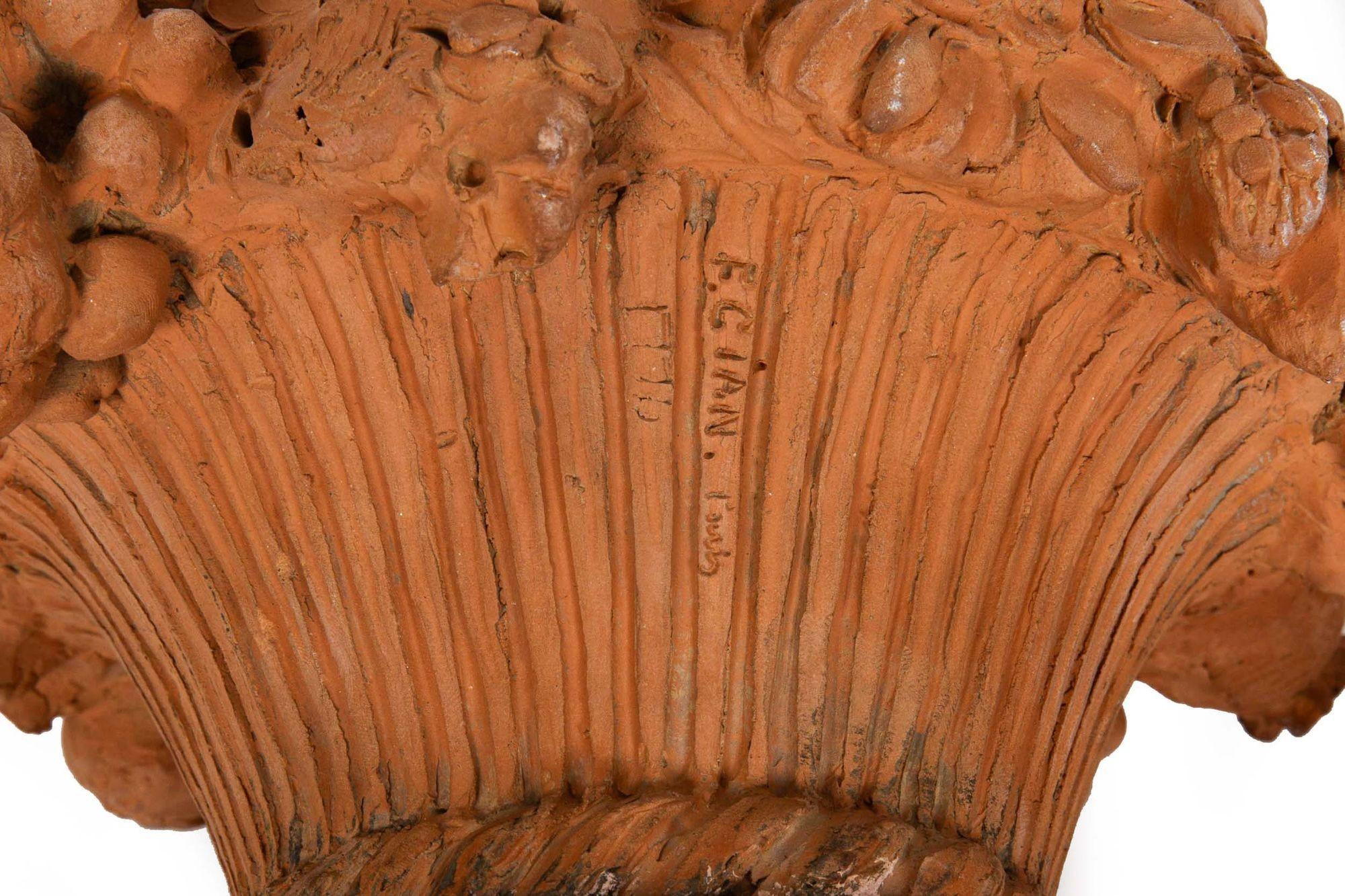 Terracotta Coppia di cesti di fiori e frutta francesi di Fernand Cian
