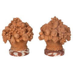 Paar französische Skulpturenkörbe mit Blumen und Früchten von Fernand Cian