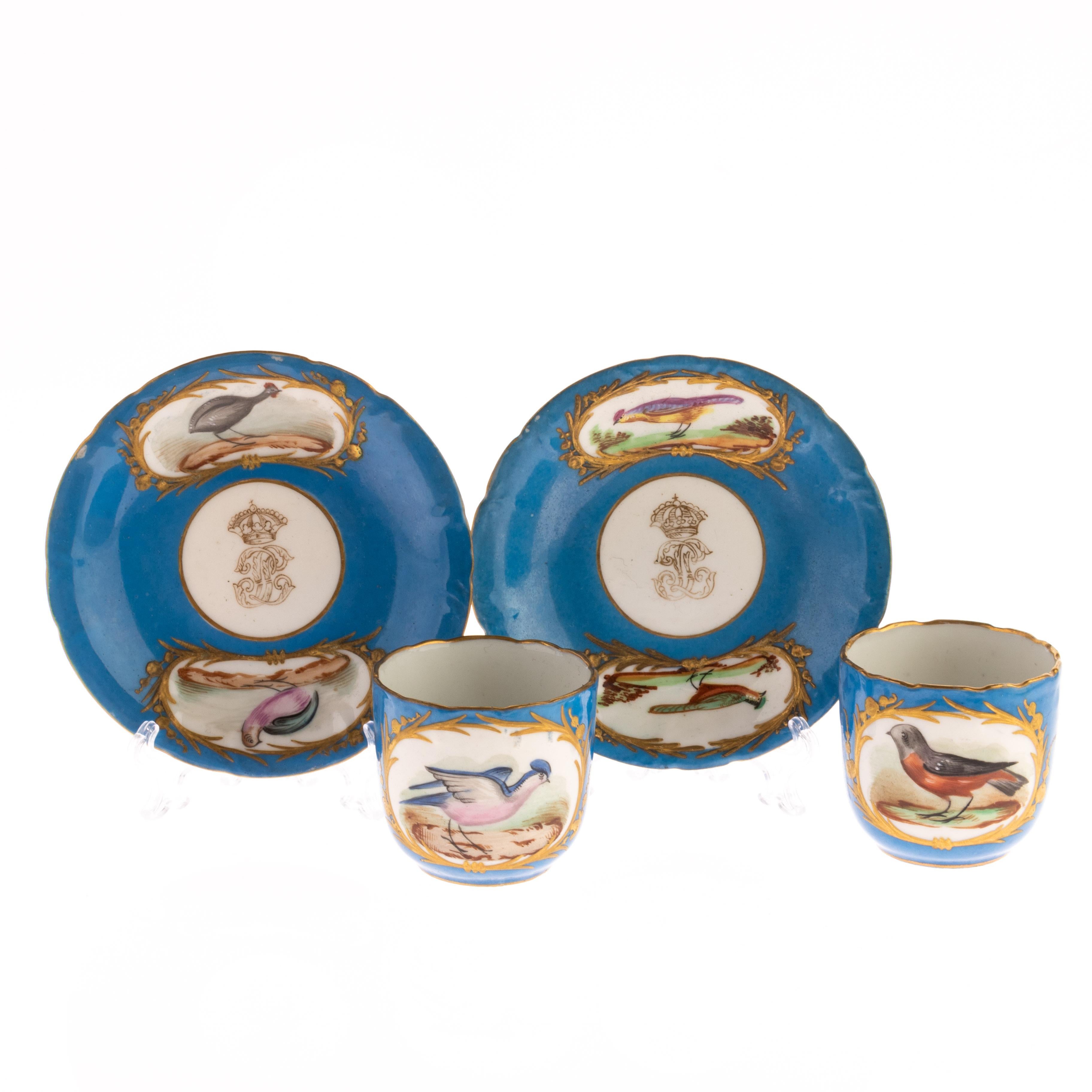 Paire de tasses à thé à oiseaux exotiques en porcelaine de Sèvres Bleu Céleste

Les deux tasses à thé et les deux soucoupes sont assorties et portent la marque de Sèvres. Elles sont peintes à la main d'oiseaux exotiques colorés sur un fond bleu