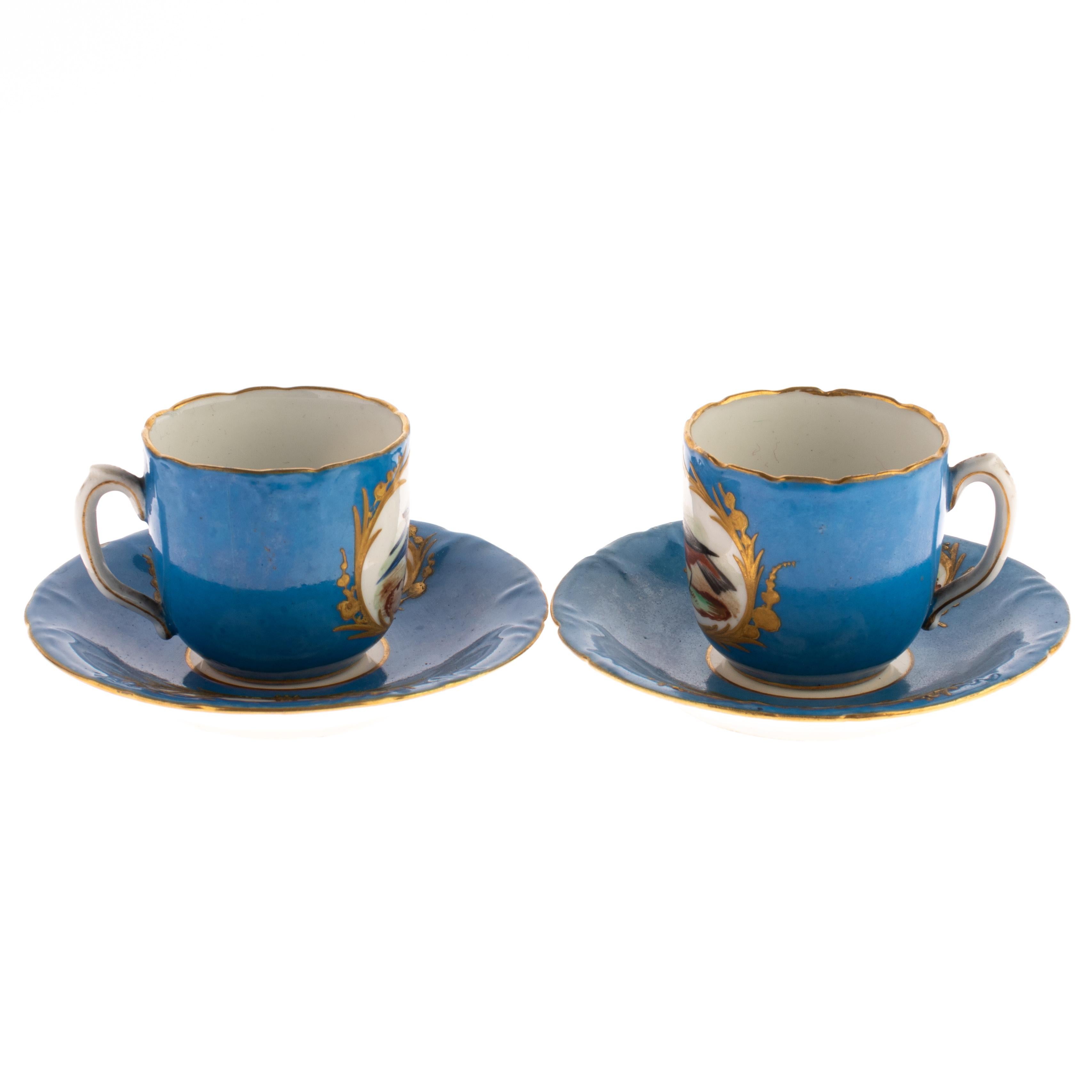 Paire de tasses à thé à oiseaux exotiques en porcelaine de Sèvres Bleu Céleste Bon état - En vente à Nottingham, GB