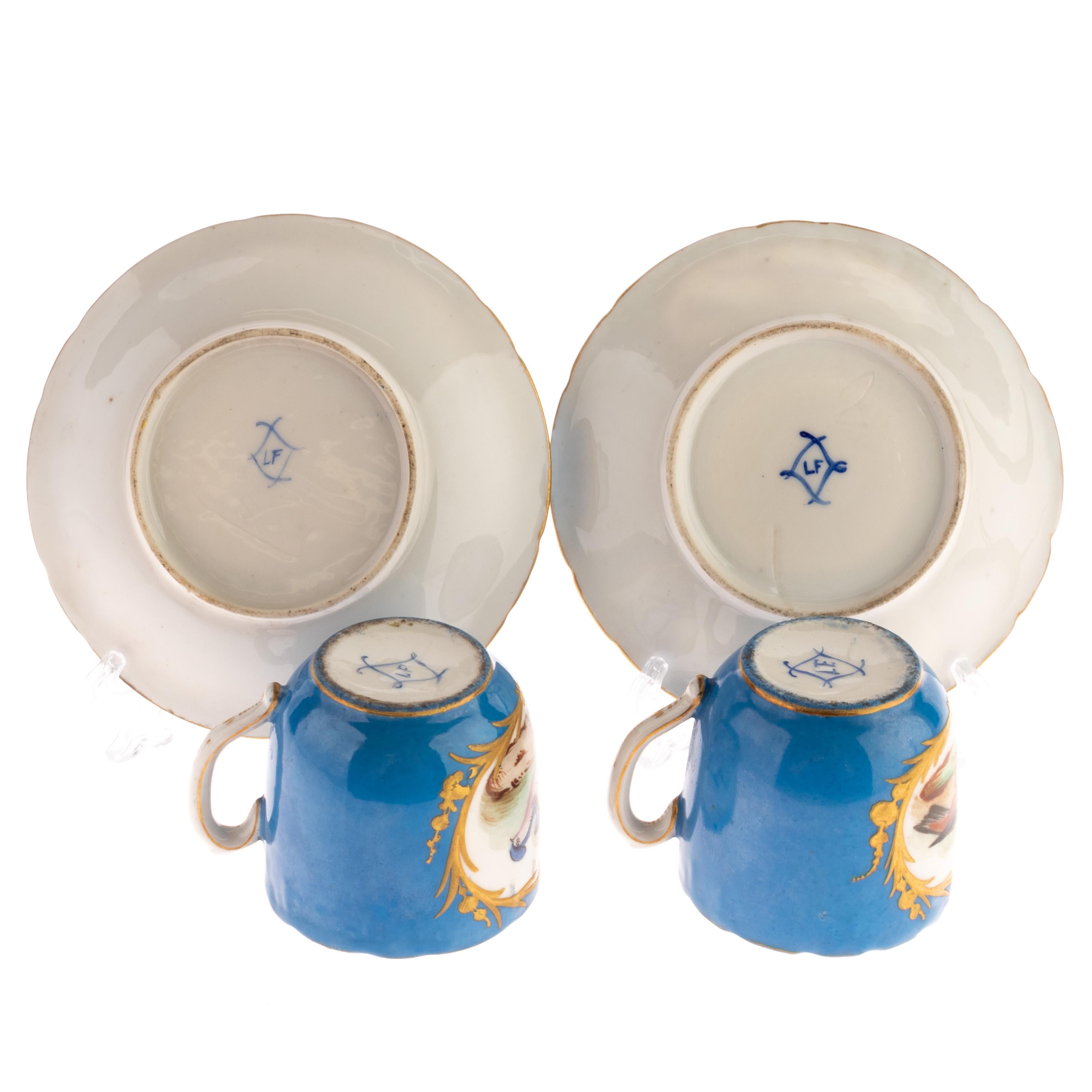 Paire de tasses à thé à oiseaux exotiques en porcelaine de Sèvres Bleu Céleste en vente 1