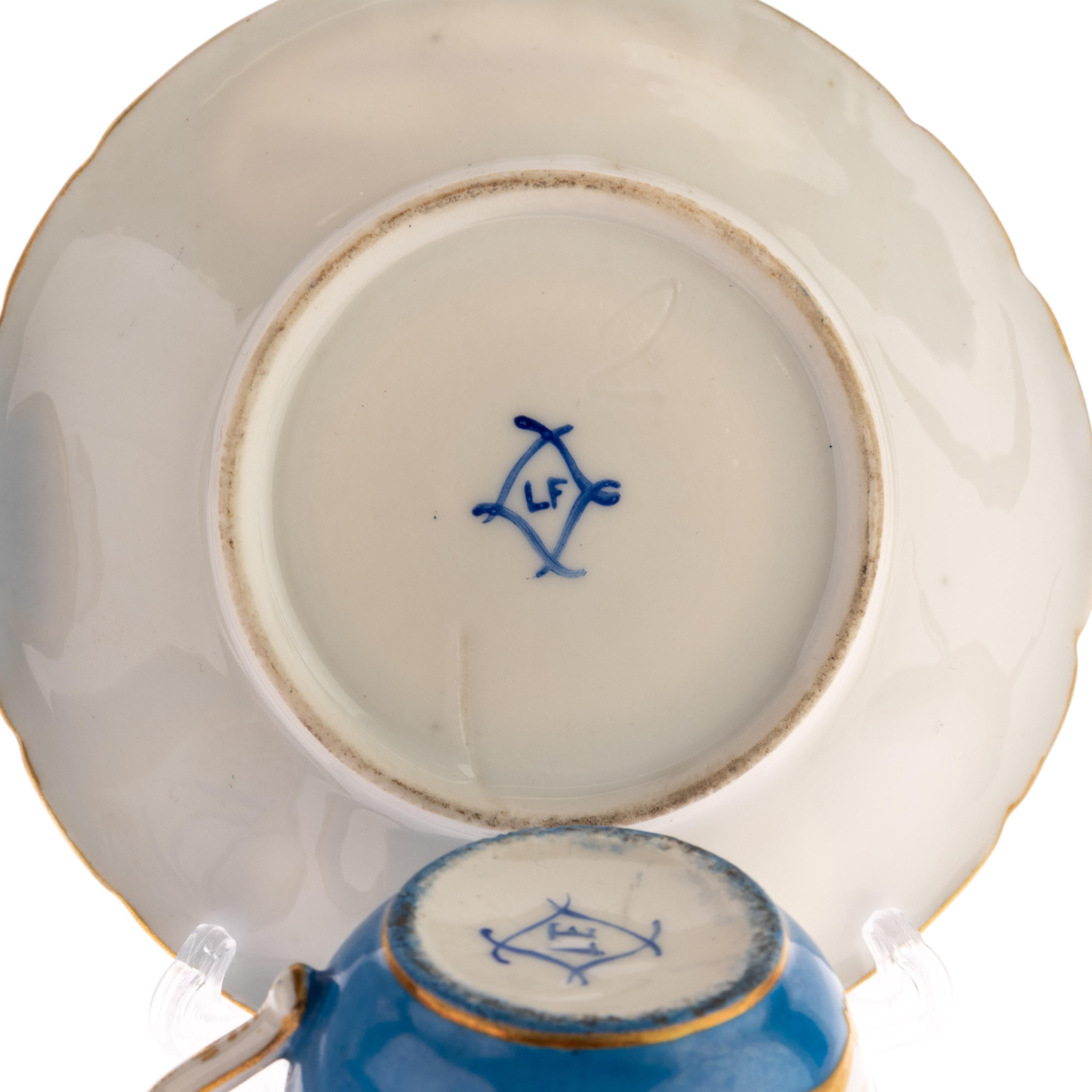 Paire de tasses à thé à oiseaux exotiques en porcelaine de Sèvres Bleu Céleste en vente 2