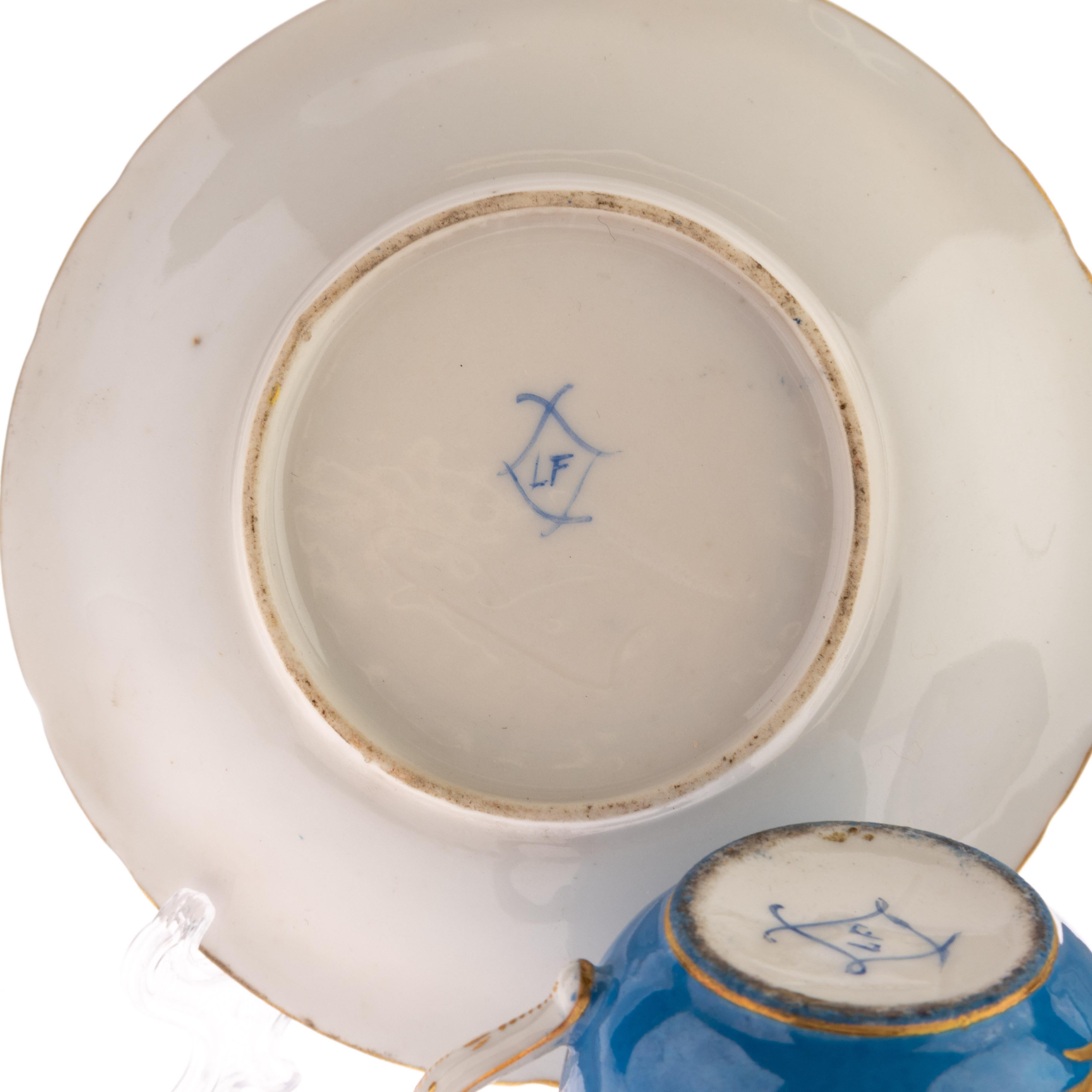 Paire de tasses à thé à oiseaux exotiques en porcelaine de Sèvres Bleu Céleste en vente 3