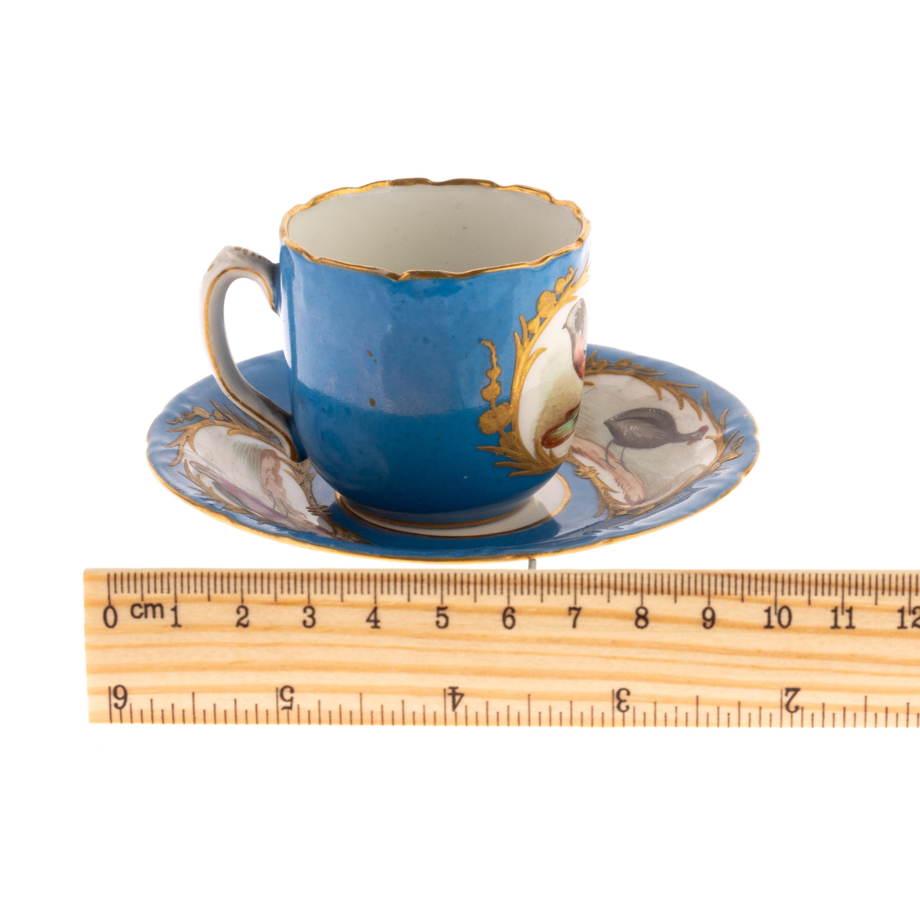 Paire de tasses à thé à oiseaux exotiques en porcelaine de Sèvres Bleu Céleste en vente 4