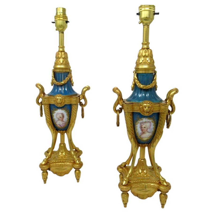 Paar französische Sèvres Porzellan Portrait Celeste Blau Ormolu Vergoldete Tischlampen