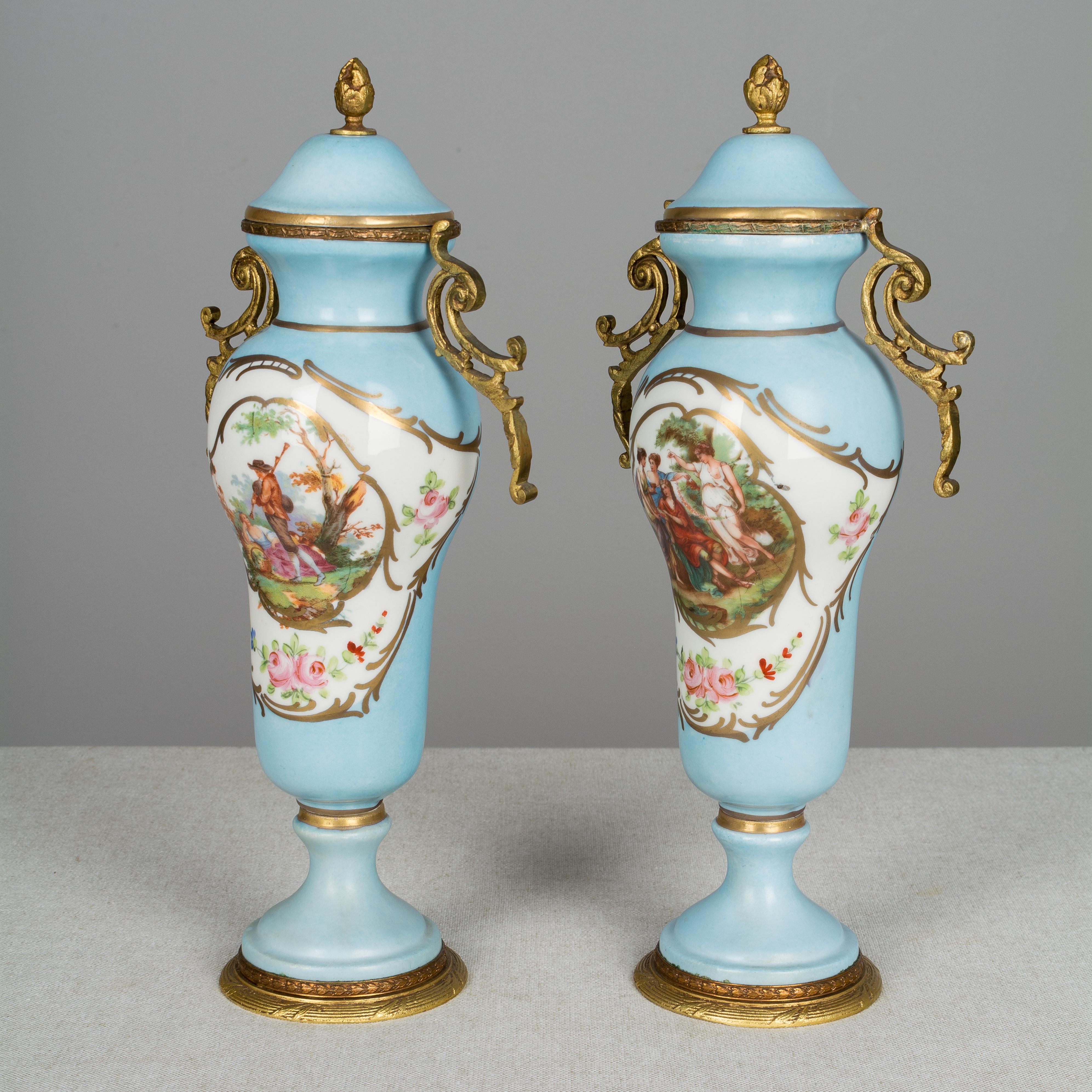 Pair of French Sèvres Porcelain Urns In Good Condition In Winter Park, FL