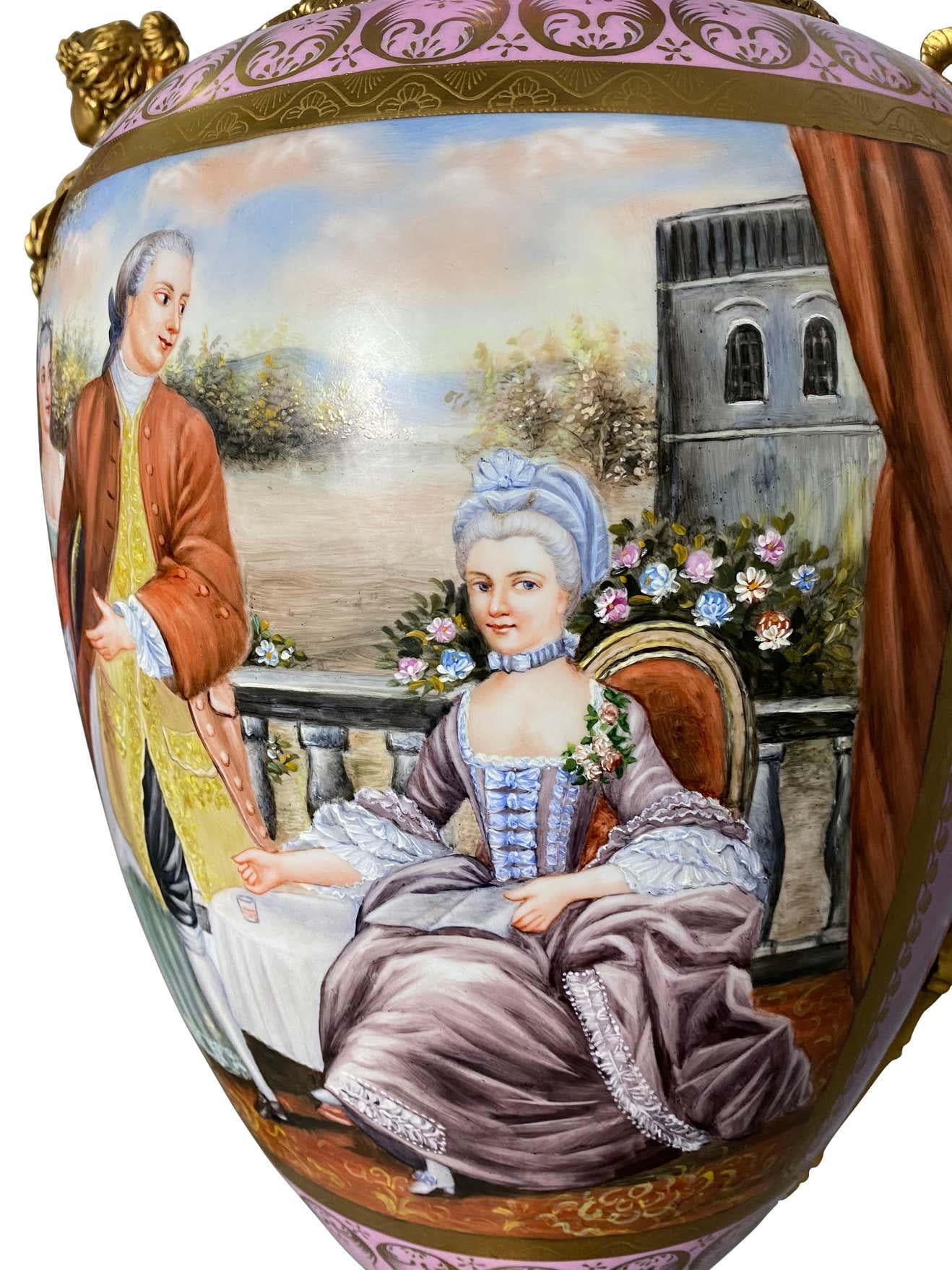 Coppia di vasi rosa monumentali francesi in stile Sèvres, XX secolo in vendita 1