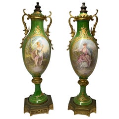 Paire d'Urnes Vases en Porcelaine montées sur bronze de style Sèvres français