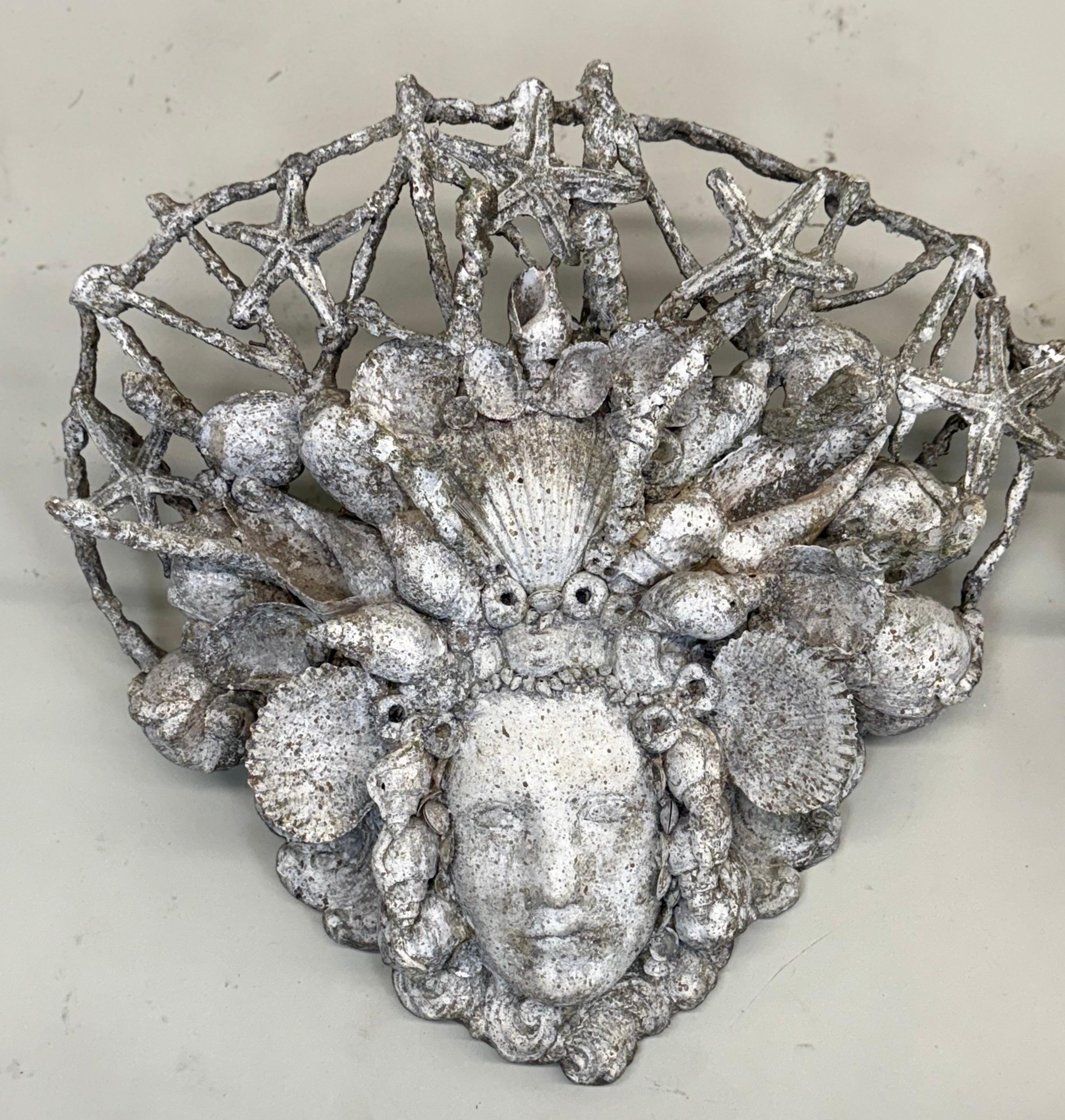 XX secolo COPPIA di sculture francesi in conchiglia e gesso, Serge Roche per Maison Jansen, 1930-1940 in vendita