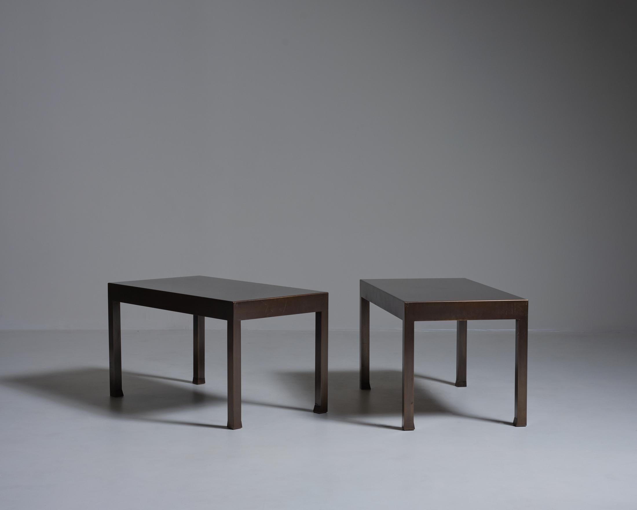 Paire de tables d'appoint en laiton et bronze. Fabriqué en France dans les années 1970.