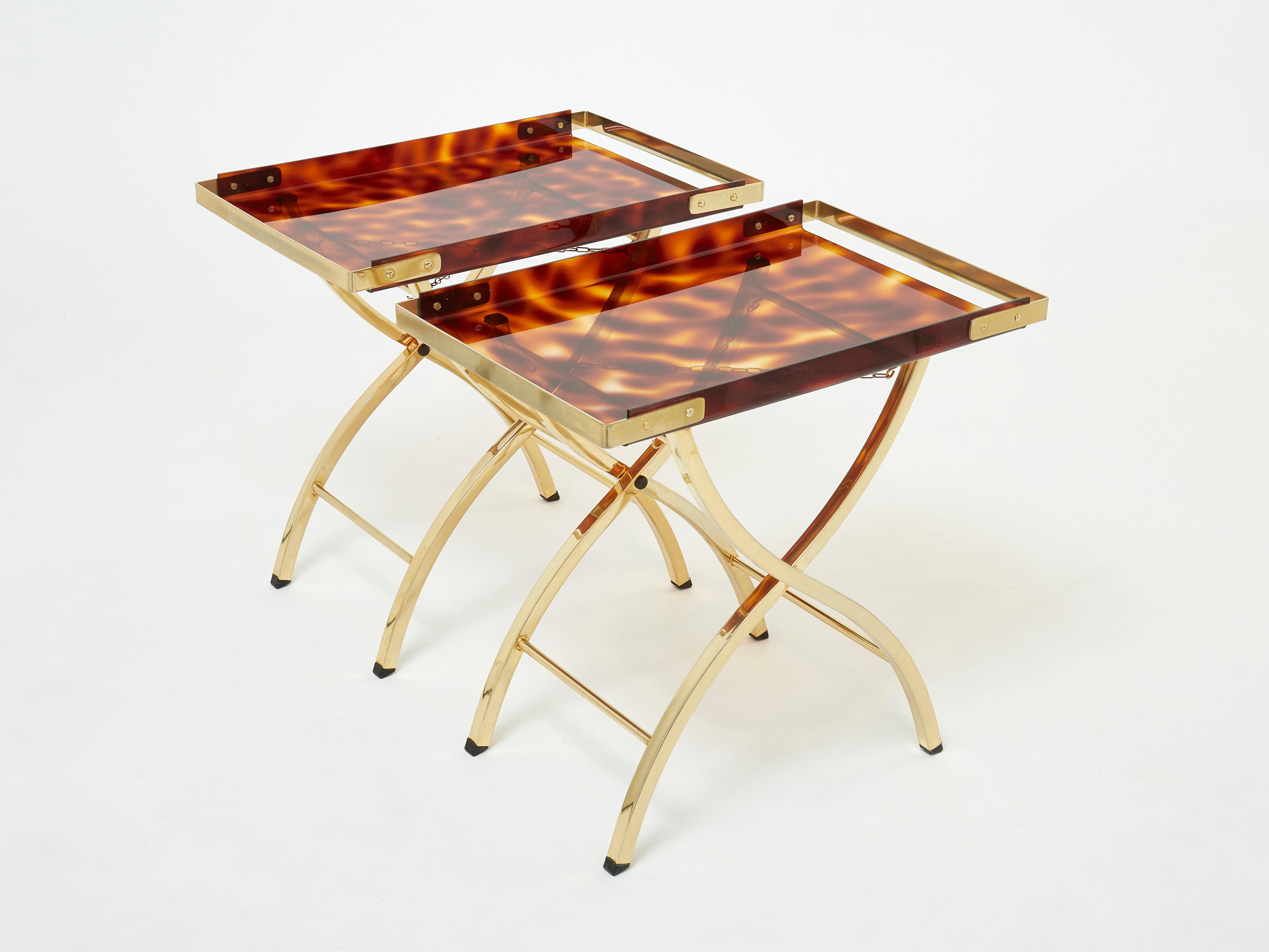 Laiton Paire de tables à plateaux d'appoint françaises en laiton imitation écaille Maison Mercier, années 1970