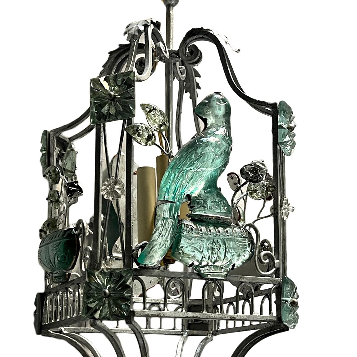 Deux luminaires à feuilles d'argent français des années 1960 avec des oiseaux en verre moulé et un motif de feuillage. 4 lampes candélabres. Vendu à l'unité.

Mesures :
Chute : 24