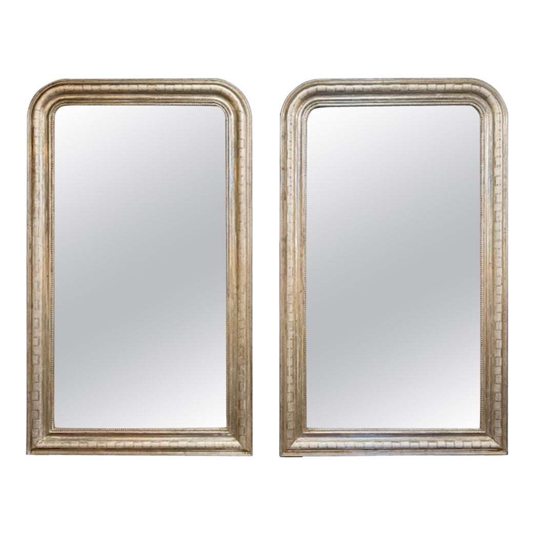Pareja de marcos franceses Louis Philippe de plata con motivos geométricos