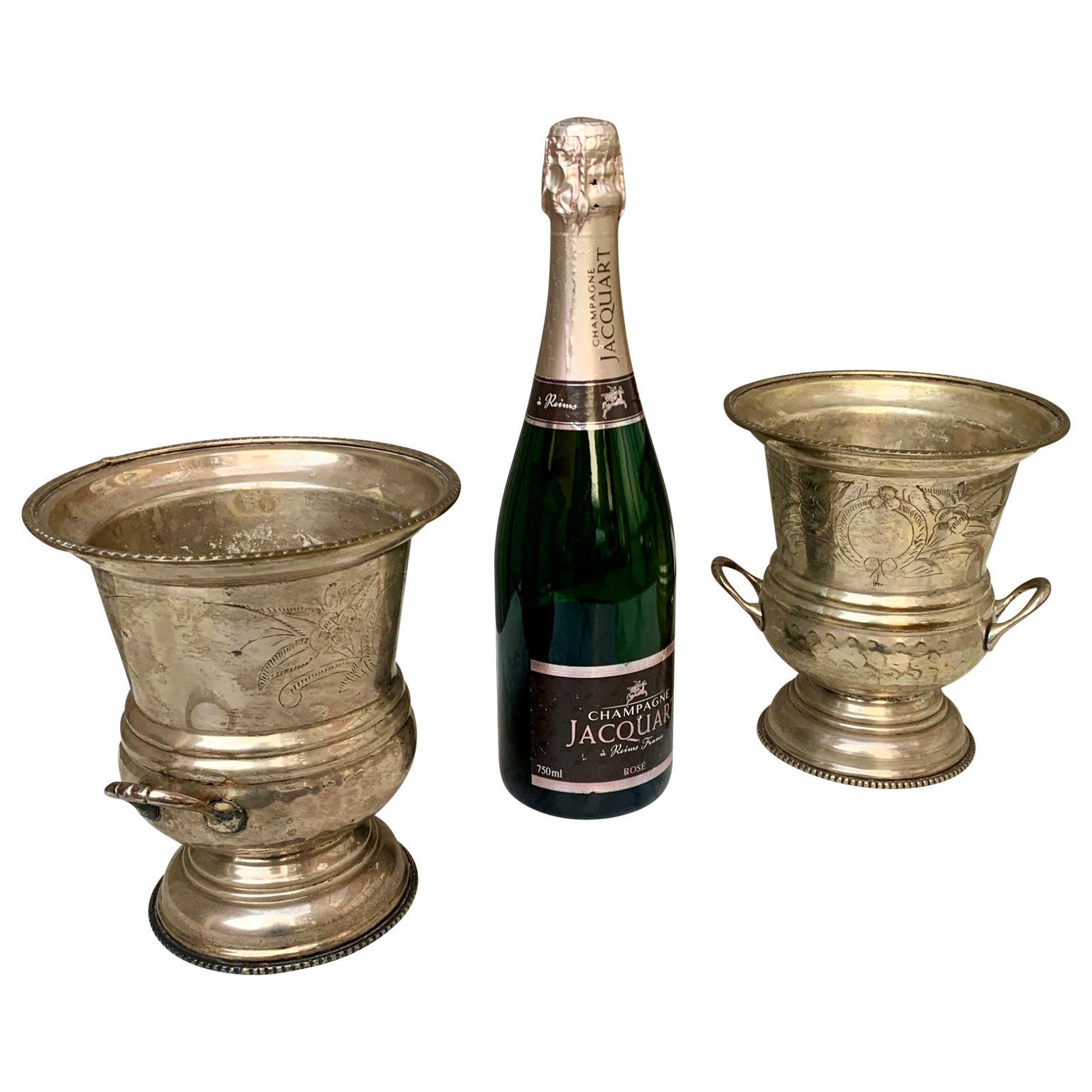Antiguo par de coladores de hielo de latón plateado con asas de principios del siglo XX. Este raro par de funcionales cubiteras francesas con base de pie y ricamente grabadas con decoraciones florales, ha conservado la antigua pátina encantadora.
