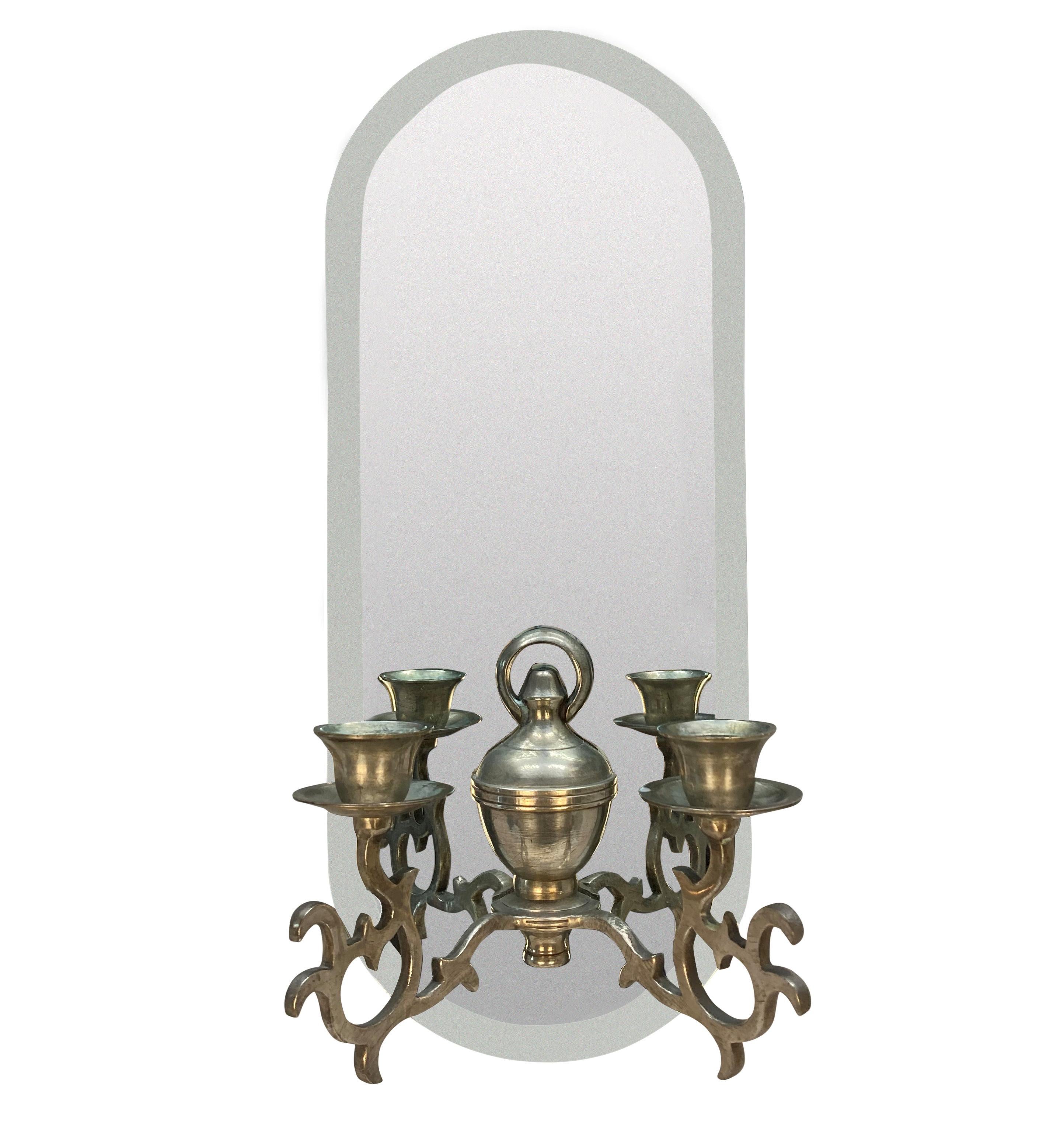 Una coppia di girandole francesi a specchio dal design semplice con bordi smussati e applique a due bracci argentati.
