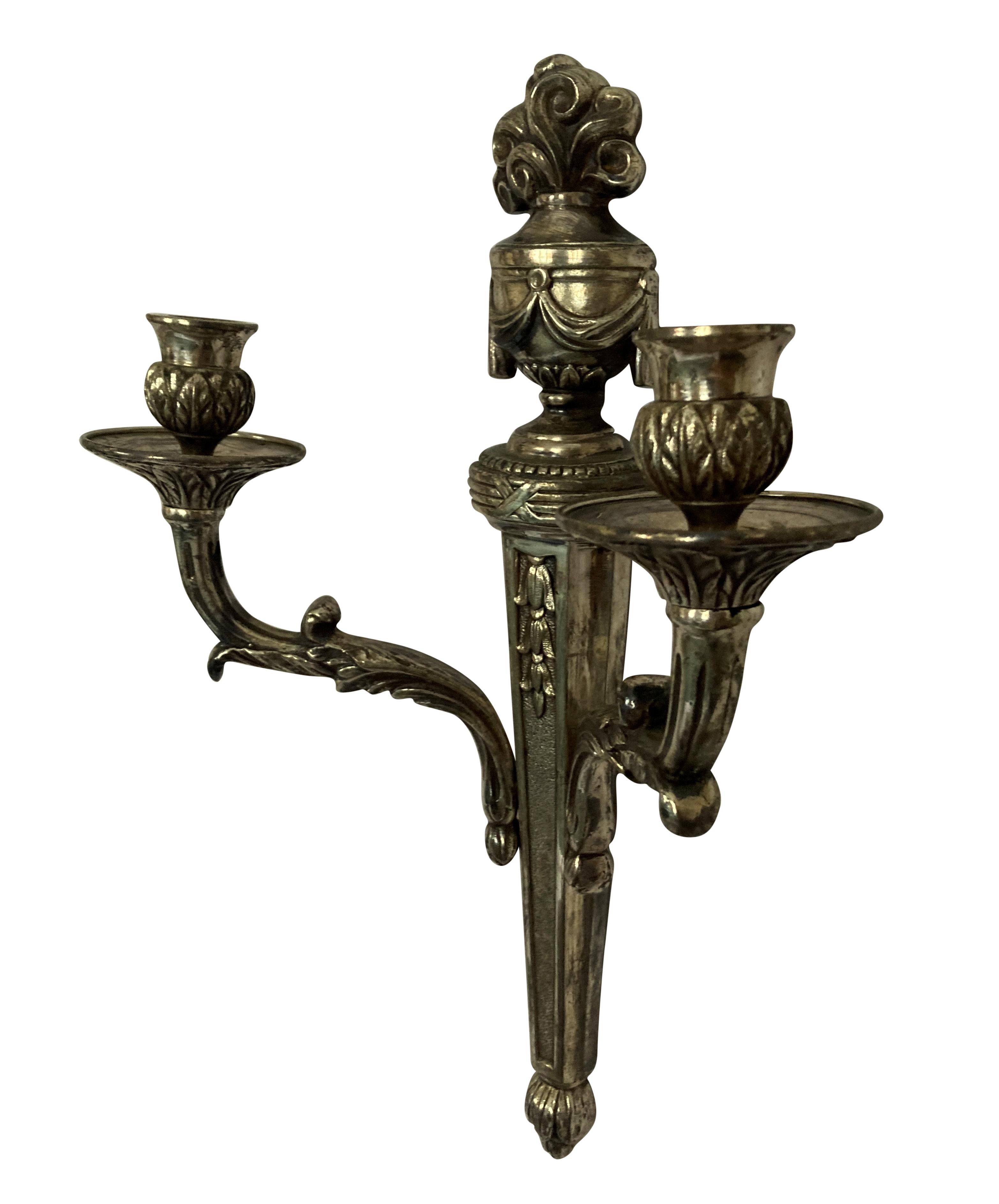 Argentato Coppia di lampade da parete francesi placcate in argento in vendita
