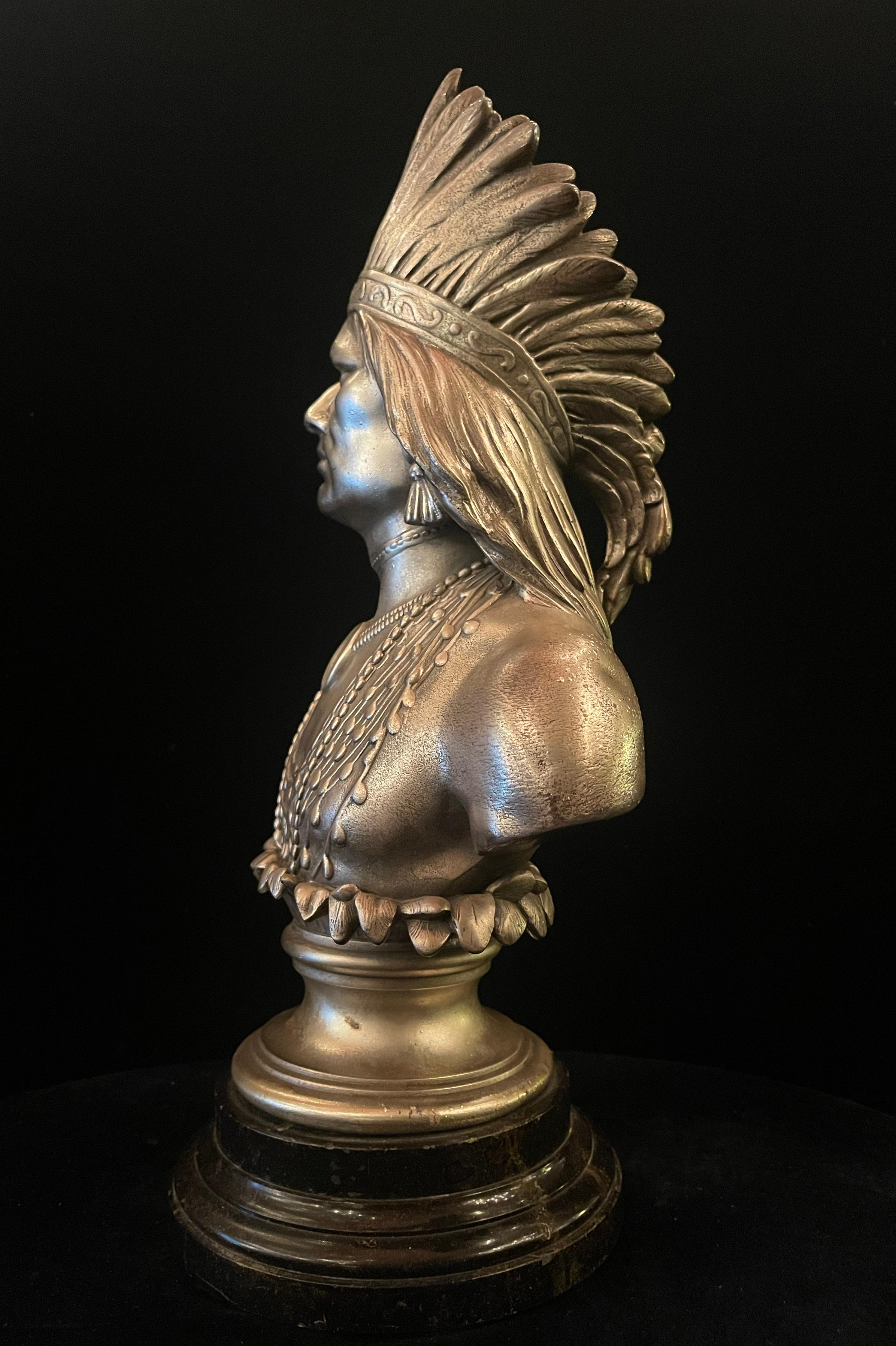 Paire de bustes en bronze argenté représentant le guerrier indien et sa jeune fille en vente 5
