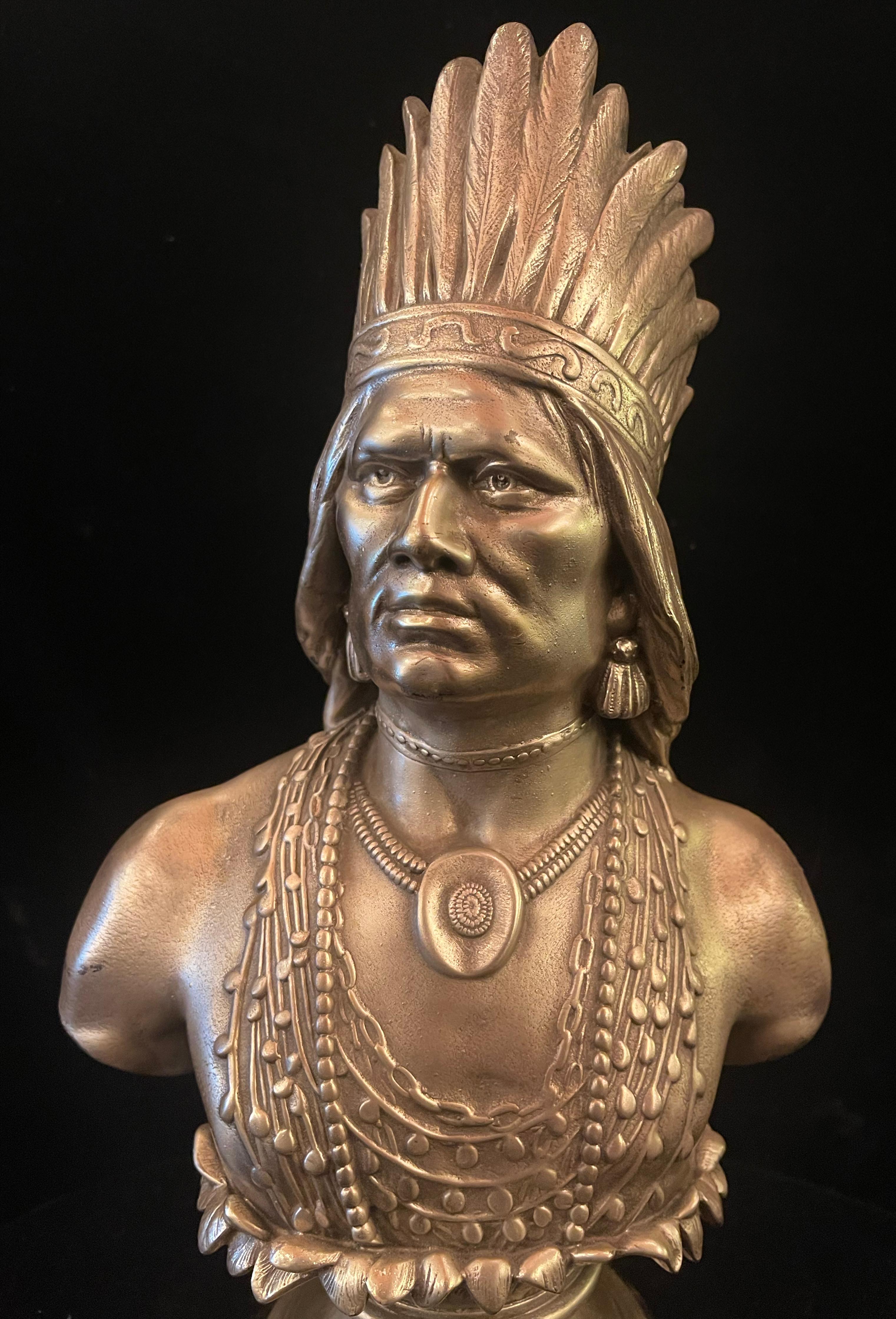 Paire de bustes en bronze argenté représentant le guerrier indien et sa jeune fille en vente 6