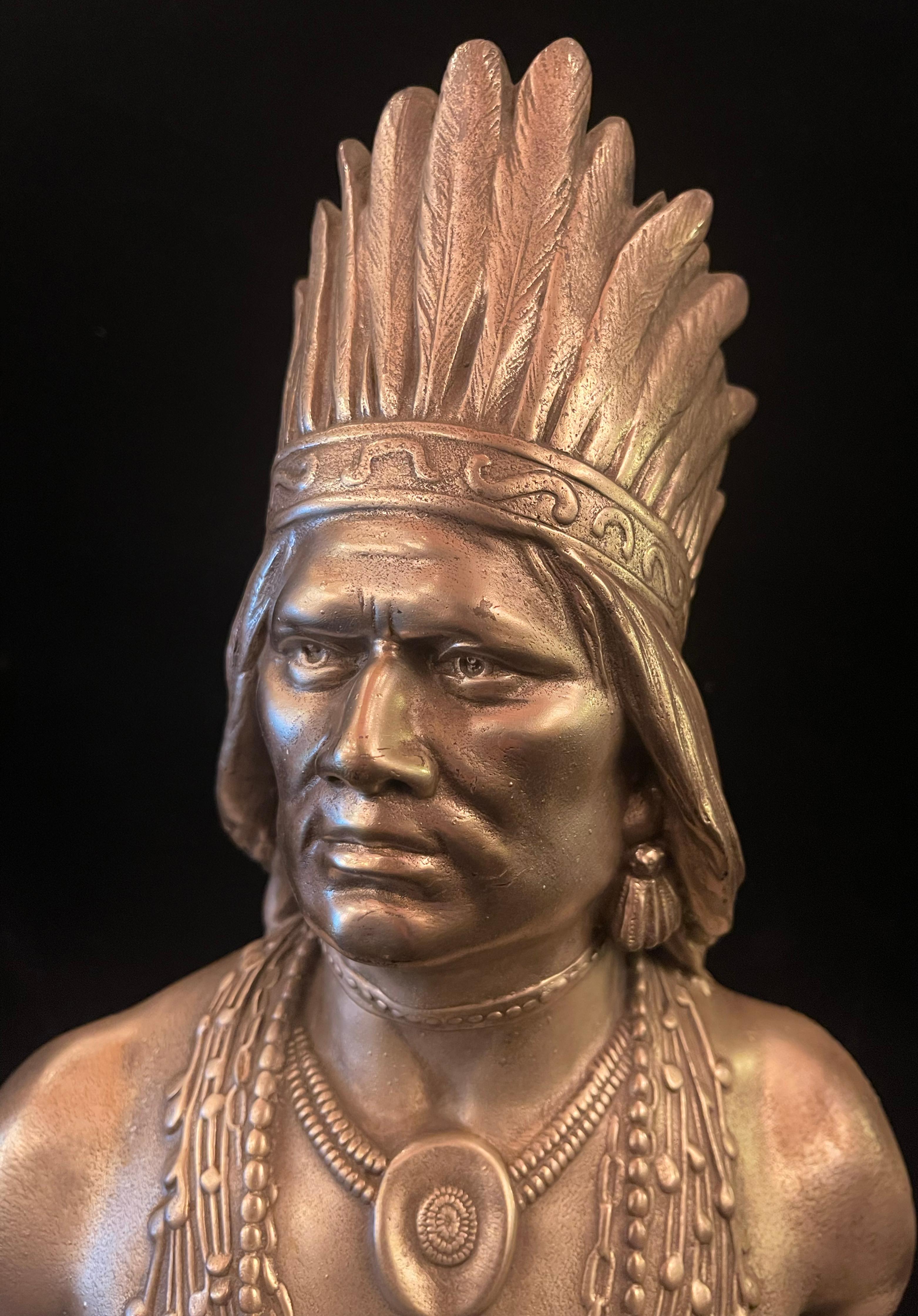 Paire de bustes en bronze argenté représentant le guerrier indien et sa jeune fille en vente 8