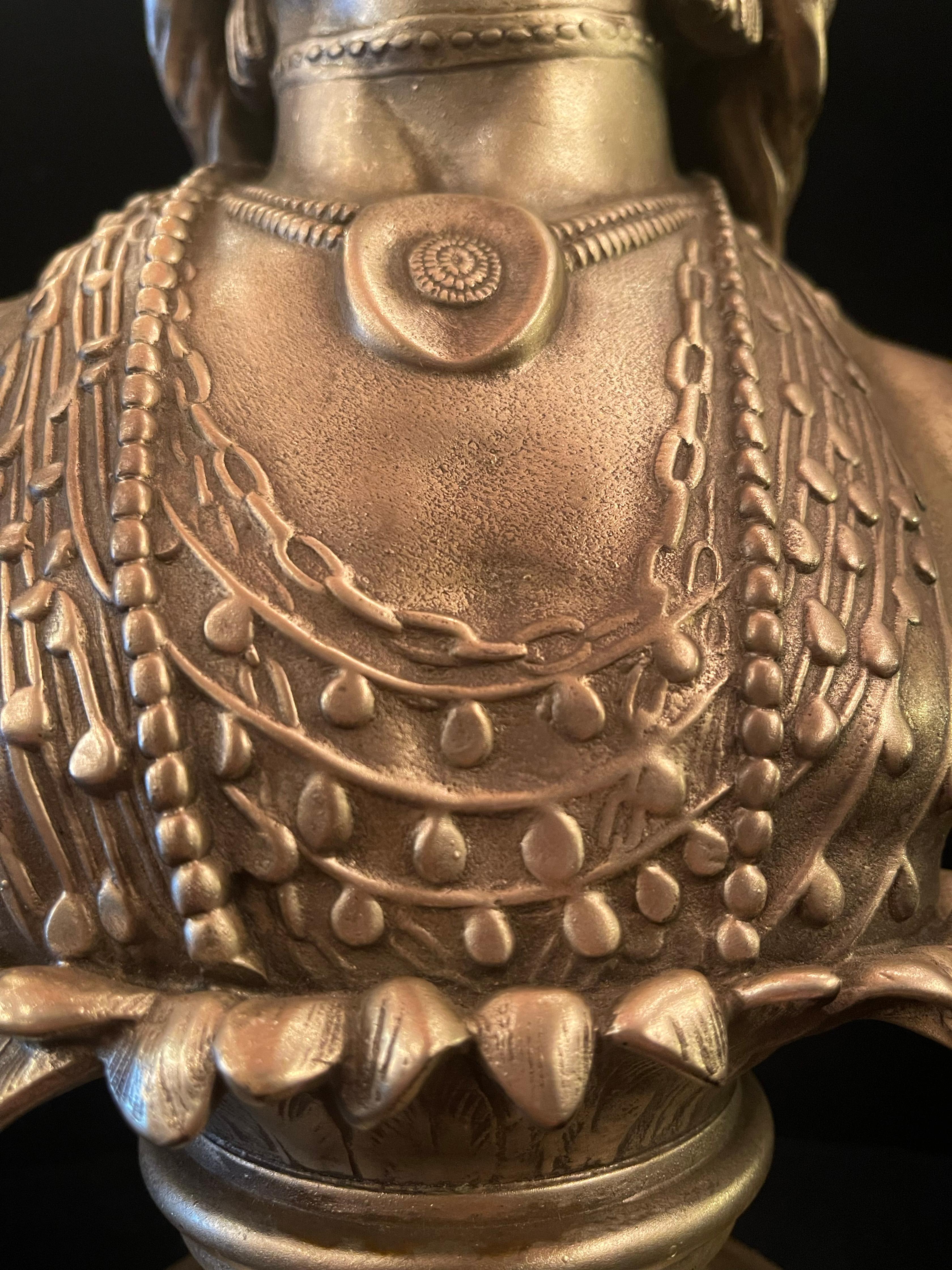 Paire de bustes en bronze argenté représentant le guerrier indien et sa jeune fille en vente 9