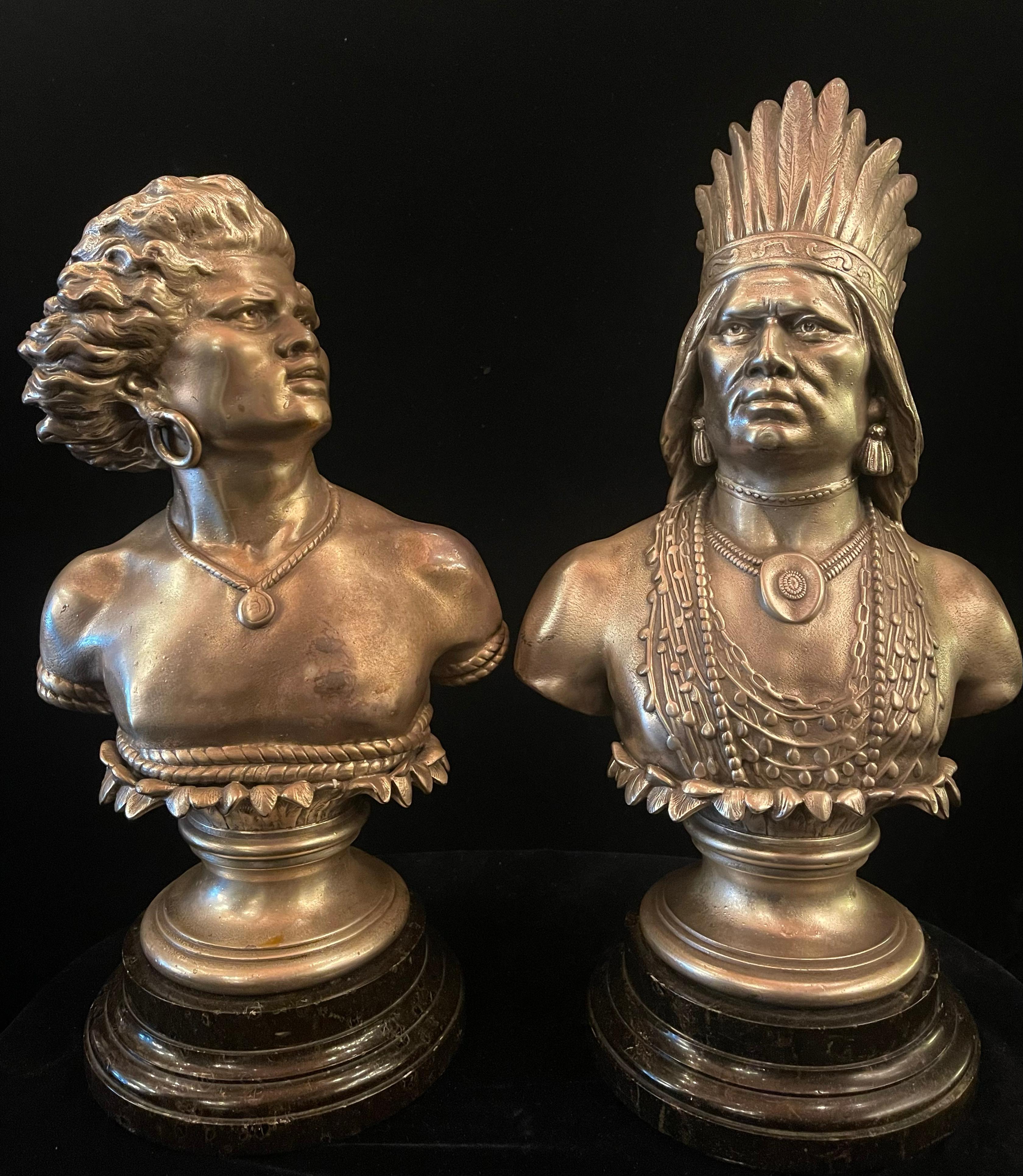 Paire de bustes en bronze argenté de grande qualité représentant un guerrier amérindien et sa jeune fille. Chaque buste est magistralement sculpté dans un bronze argenté, reprenant une interprétation romantique des figures indigènes populaires parmi