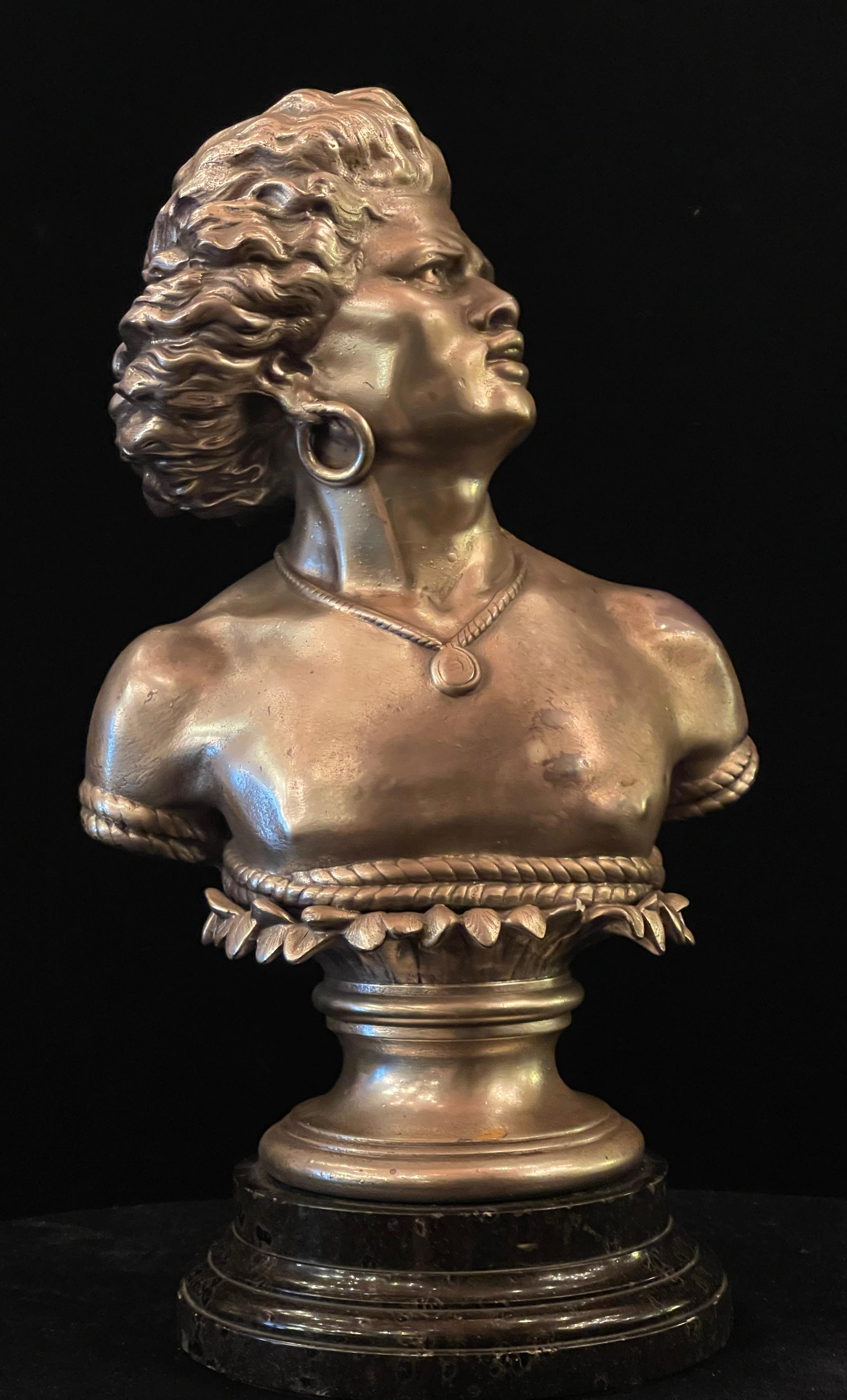Français Paire de bustes en bronze argenté représentant le guerrier indien et sa jeune fille en vente