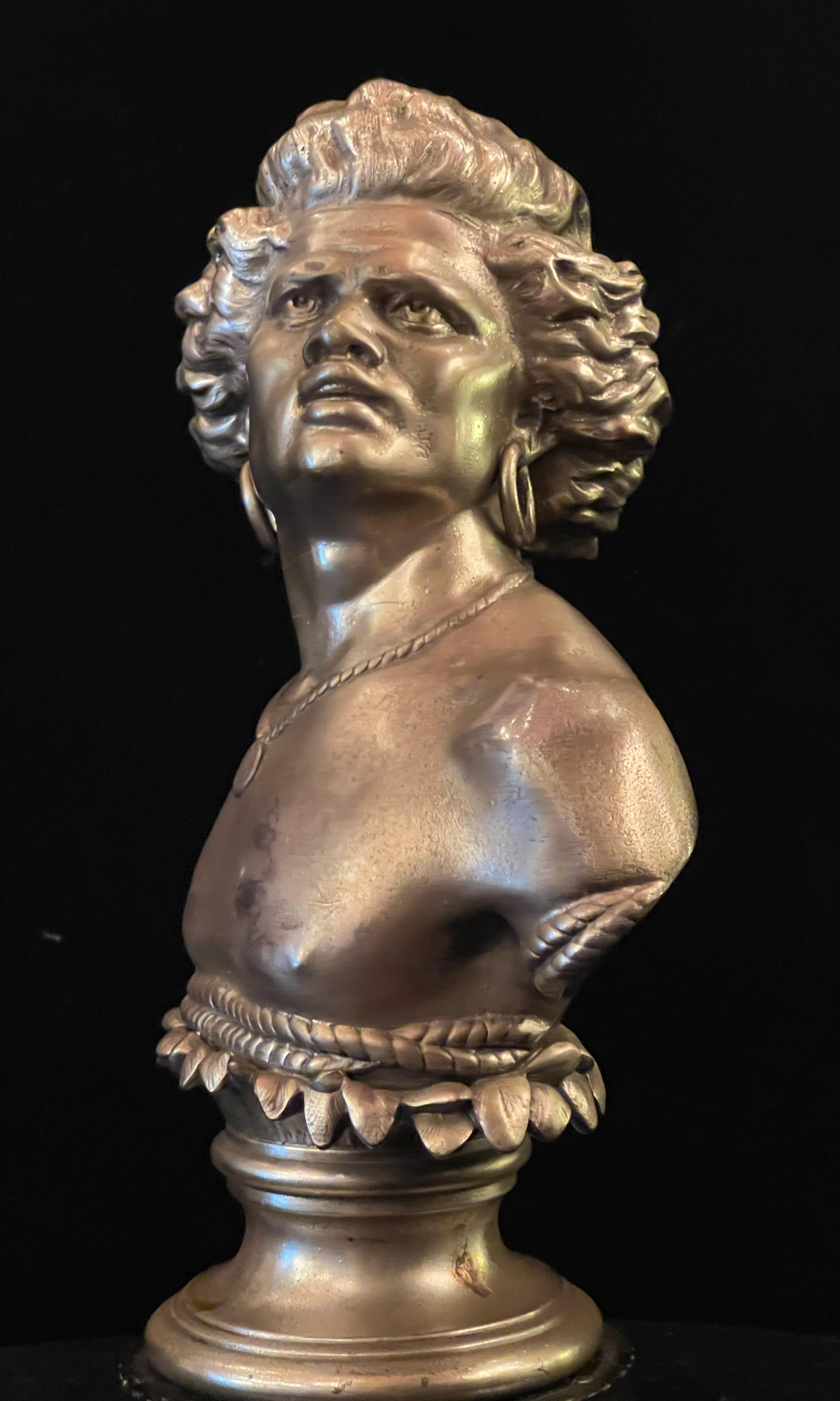 20ième siècle Paire de bustes en bronze argenté représentant le guerrier indien et sa jeune fille en vente